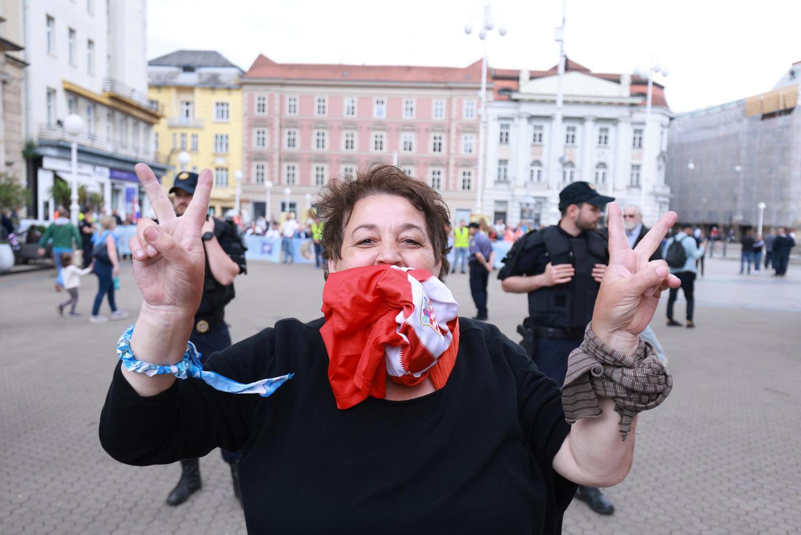 03.06.2023., Zagreb - Na Trgu bana jelacica okupilo se par desetaka prosvjednika protiv molitelja koji svake prve subote u mjesecu mole musku krunicu. Udruga Domino zajedno s umjetnicom Arijanom Lekic Fridrih ponovno, sedmi put za redom, prve subote u mjesecu organizira participativni umjetnicki performans Tiha misa. Photo: Sanjin Strukic/PIXSELL