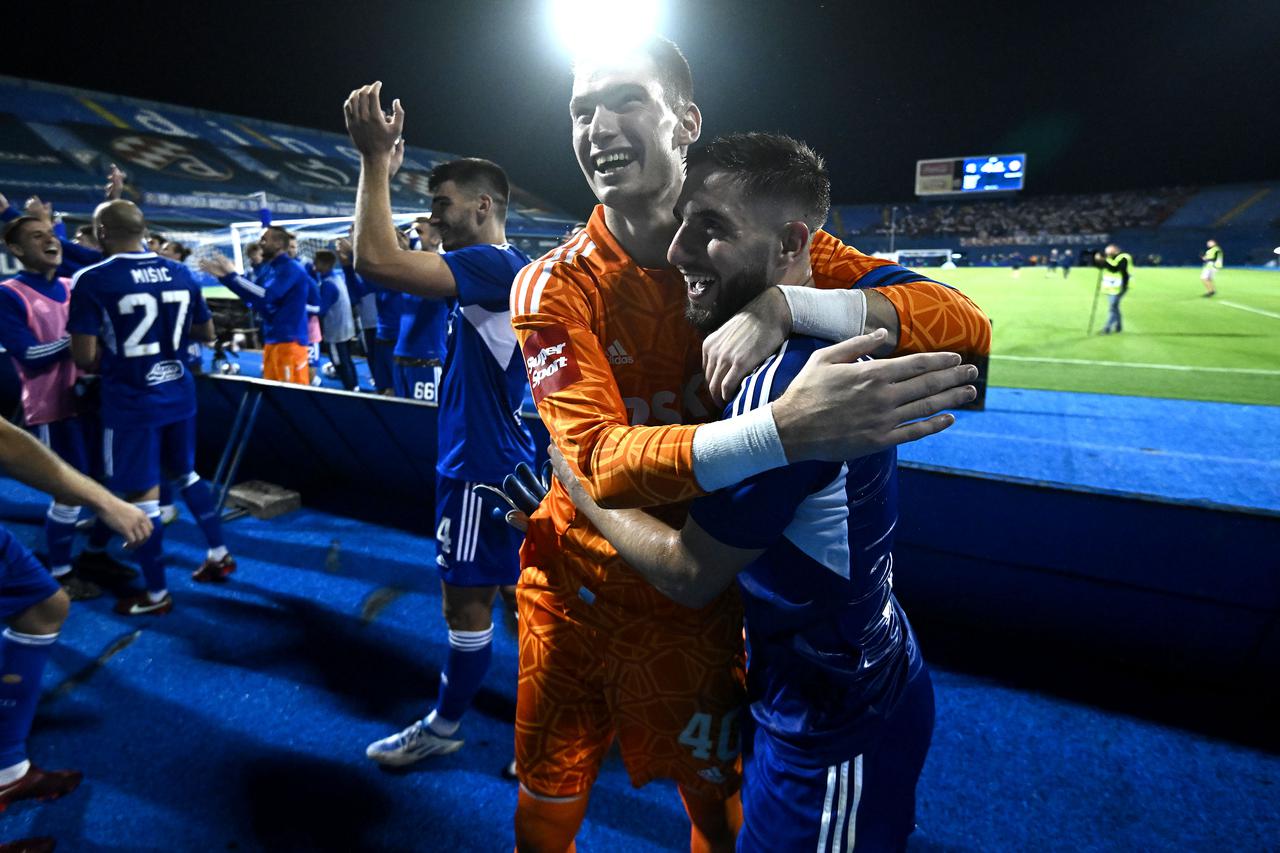 Zagreb: Dominik Livaković zalio vodom Luku Ivanušeca nakon utakmice s Hajdukom