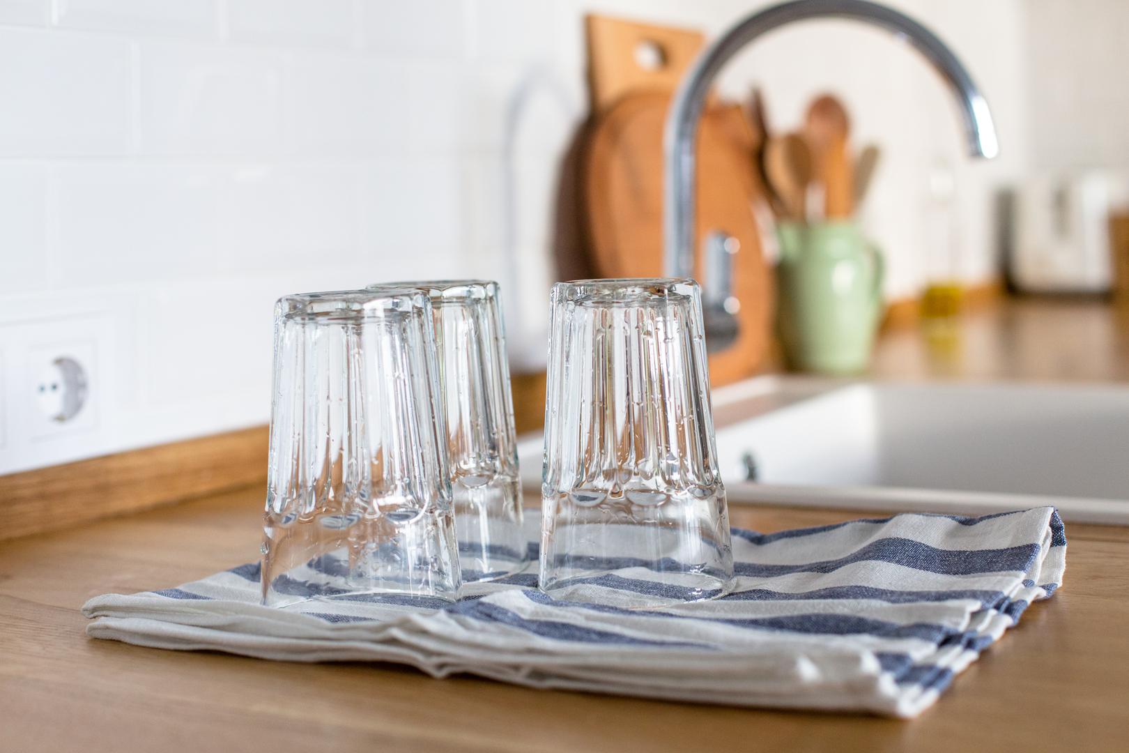 Šalice i čaše: Vaši kuhinjski ormarići možda trebaju čišćenje, stoga pogledajte i odaberite pet šalica ili čaša koje više ne koristite. Ako su u dovoljno dobrom stanju, razmislite o doniranju.