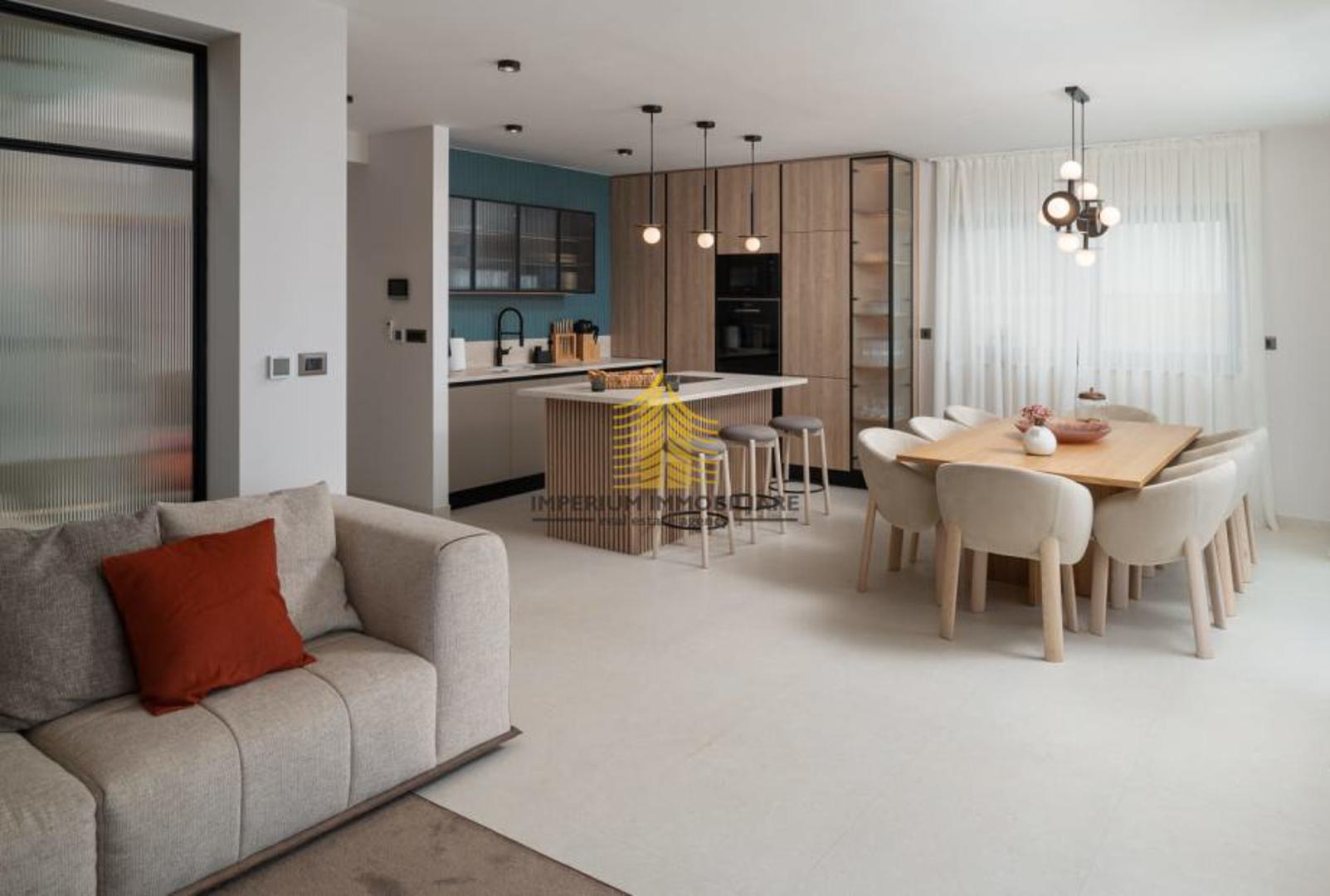 Sastoji se od četiri prostrane spavaće sobe, dizajnerski uređenog interijera i vrhunske opreme koja pruža maksimalnu udobnost.

