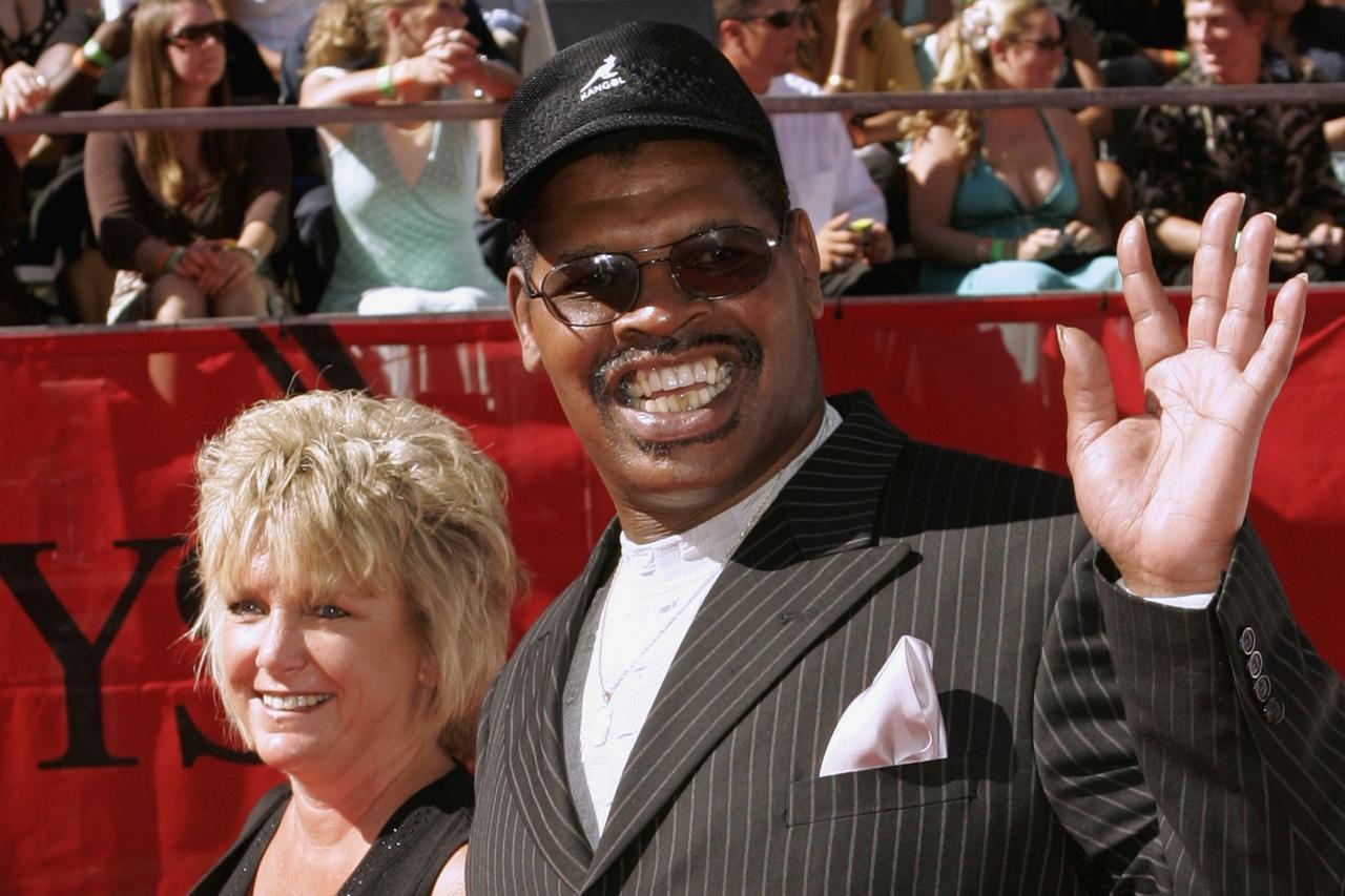 Former professional boxer Leon Spinks and unidentified guest arrive at the 2006 ESPY Awards at the Kodak Theatre in Hollywood, California