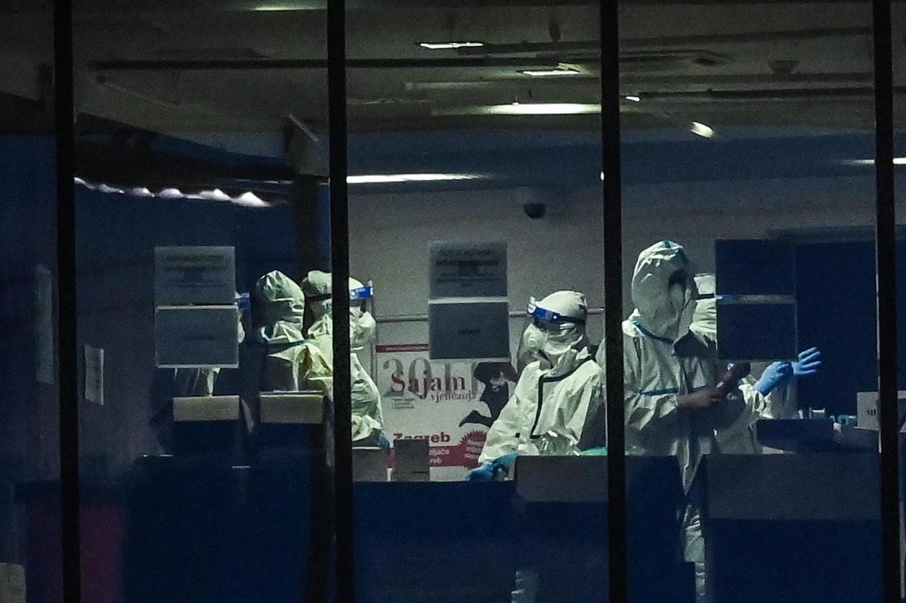 U Areni Zagreb doktori u zaštitnim odijelima, a u Arena Centru blagdanski ugođaj i kupovina