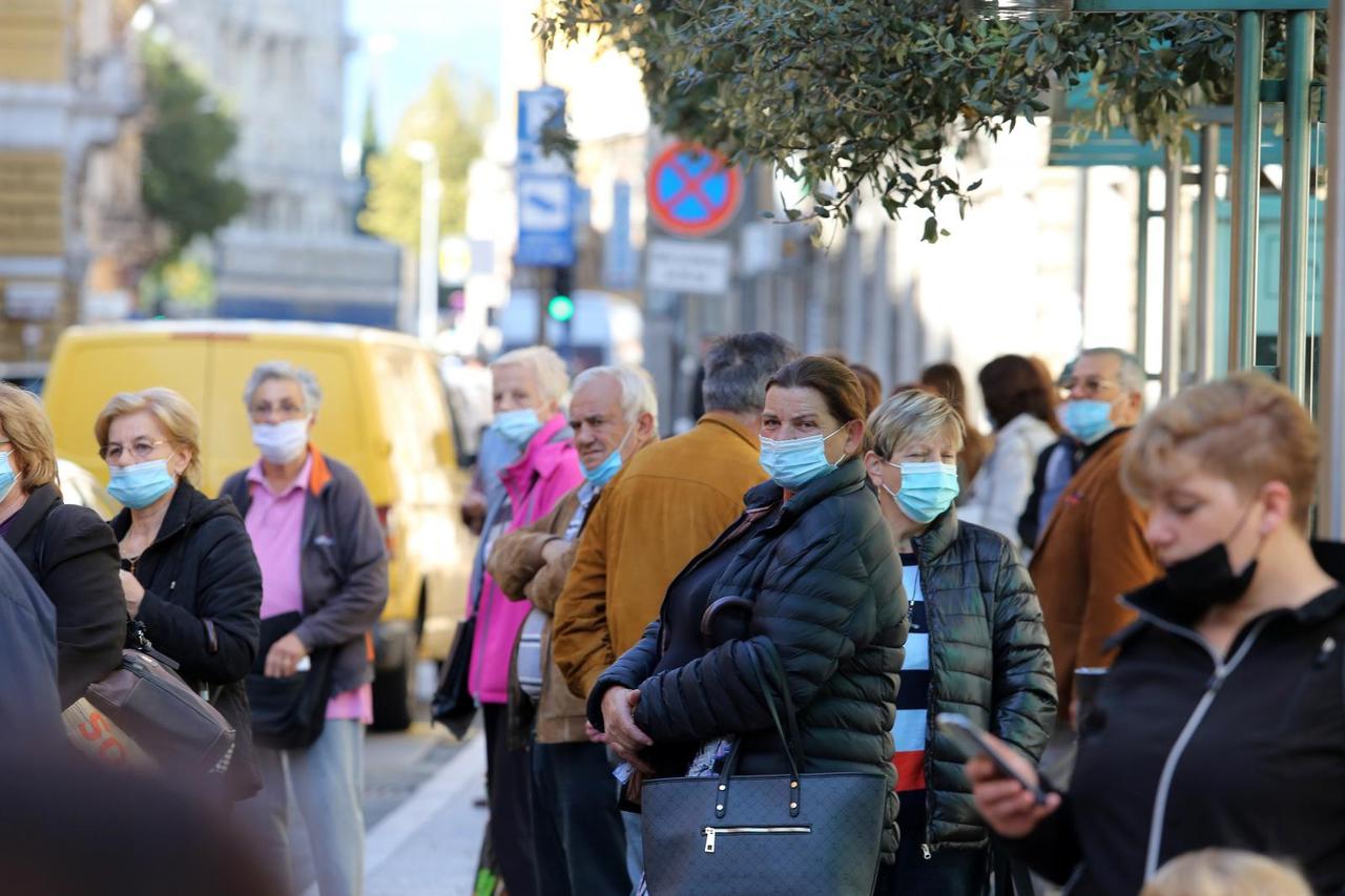 Građani Rijeke na dan najvećeg broja oboljelih nose zaštitne maske i posjećuju terase kafića