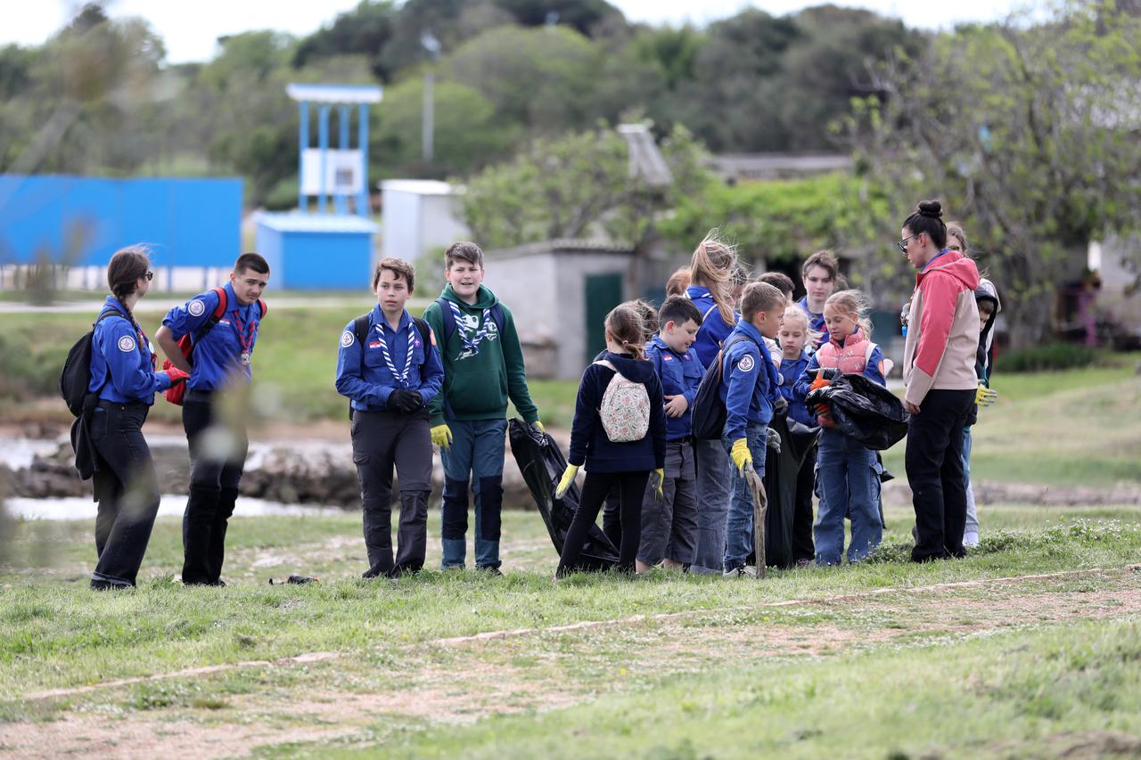 Udruga Čisteći medvjedići i drugi građani čiste zgradu stare tvornice Sljeme u Sesvetama