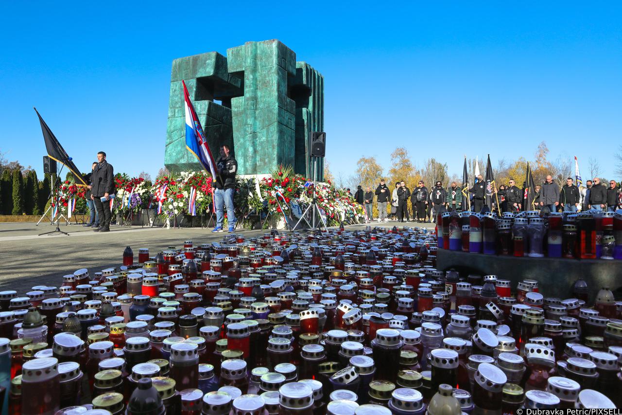 Dan sjećanja na žrtvu Vukovara obilježen je kod skladišta Veleprometa, a zatim na Ovčari