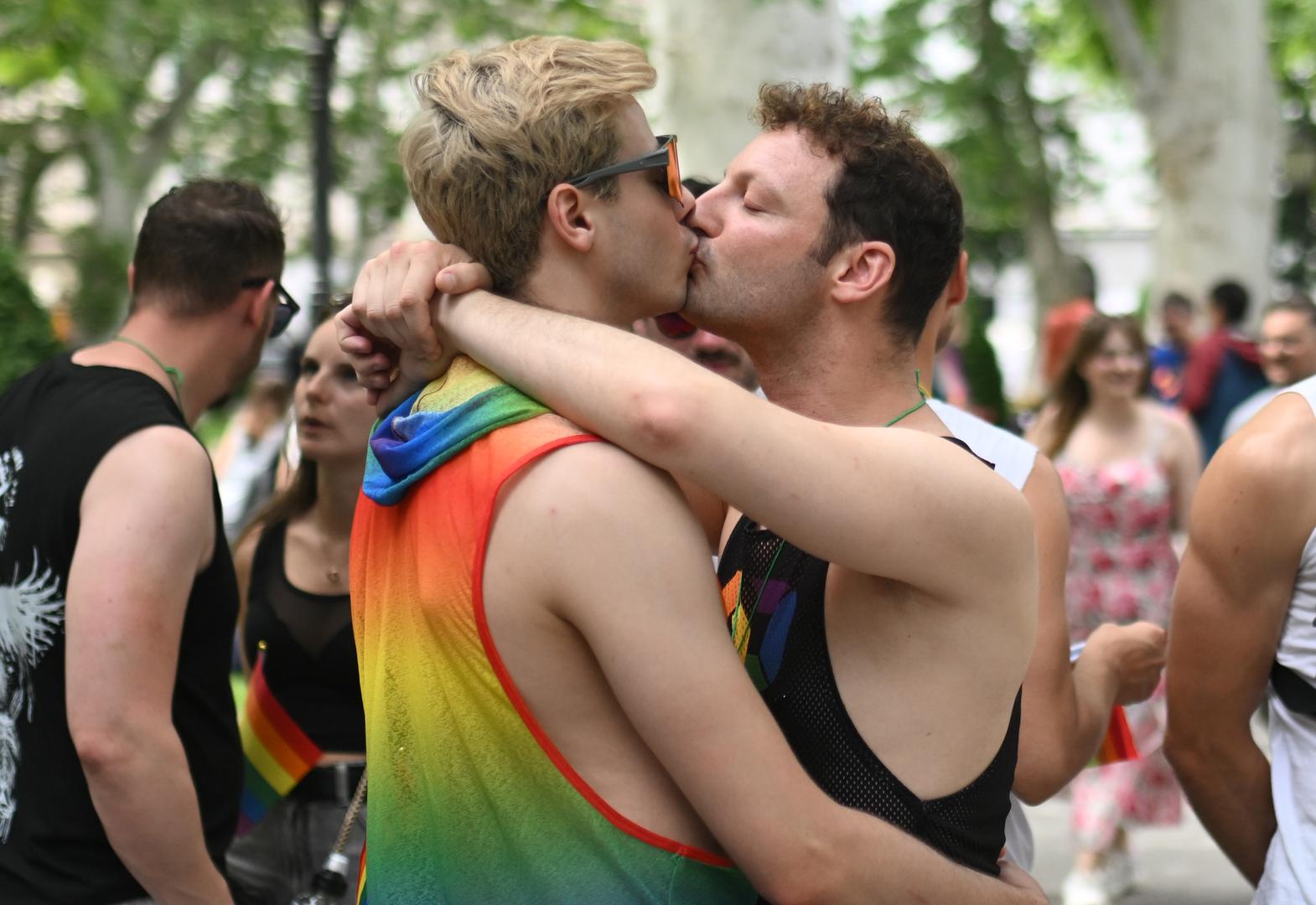 U središtu Zagreba danas se održava 25. Povorka ponosa u organizaciji Zagreb Pridea, koja je okupila tisuće sudionika i obilježila četvrt stoljeća javnog zagovaranja prava LGBTQ+ zajednice u Hrvatskoj.