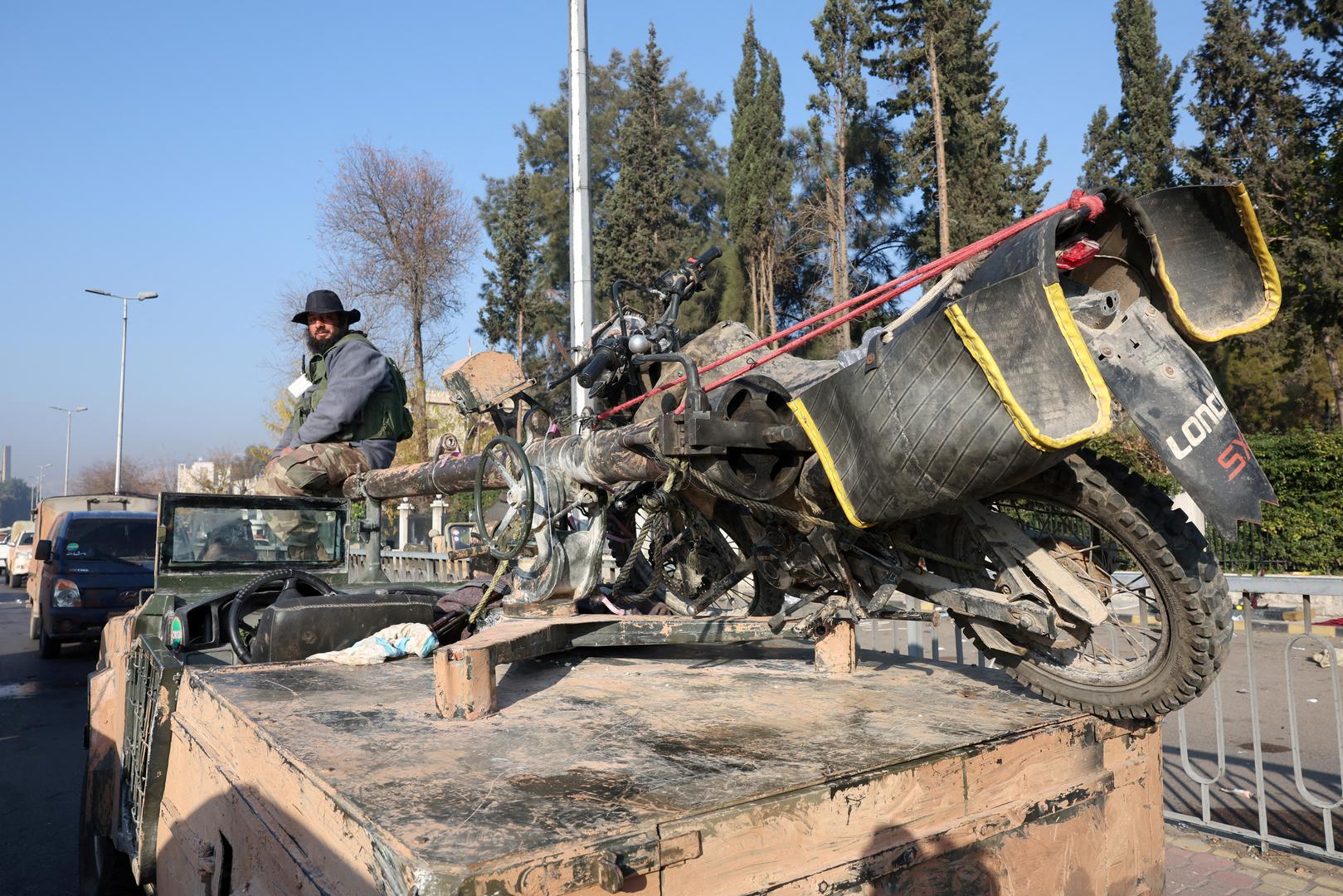 Sirijski pobunjenici proglasili su Damask "oslobođenim" nakon što su ušli u grad uz minimalan otpor režimskih snaga, tvrdeći da je predsjednik Bashar al-Assad pobjegao iz glavnog grada, čime je izgubio kontrolu nad vlašću. 