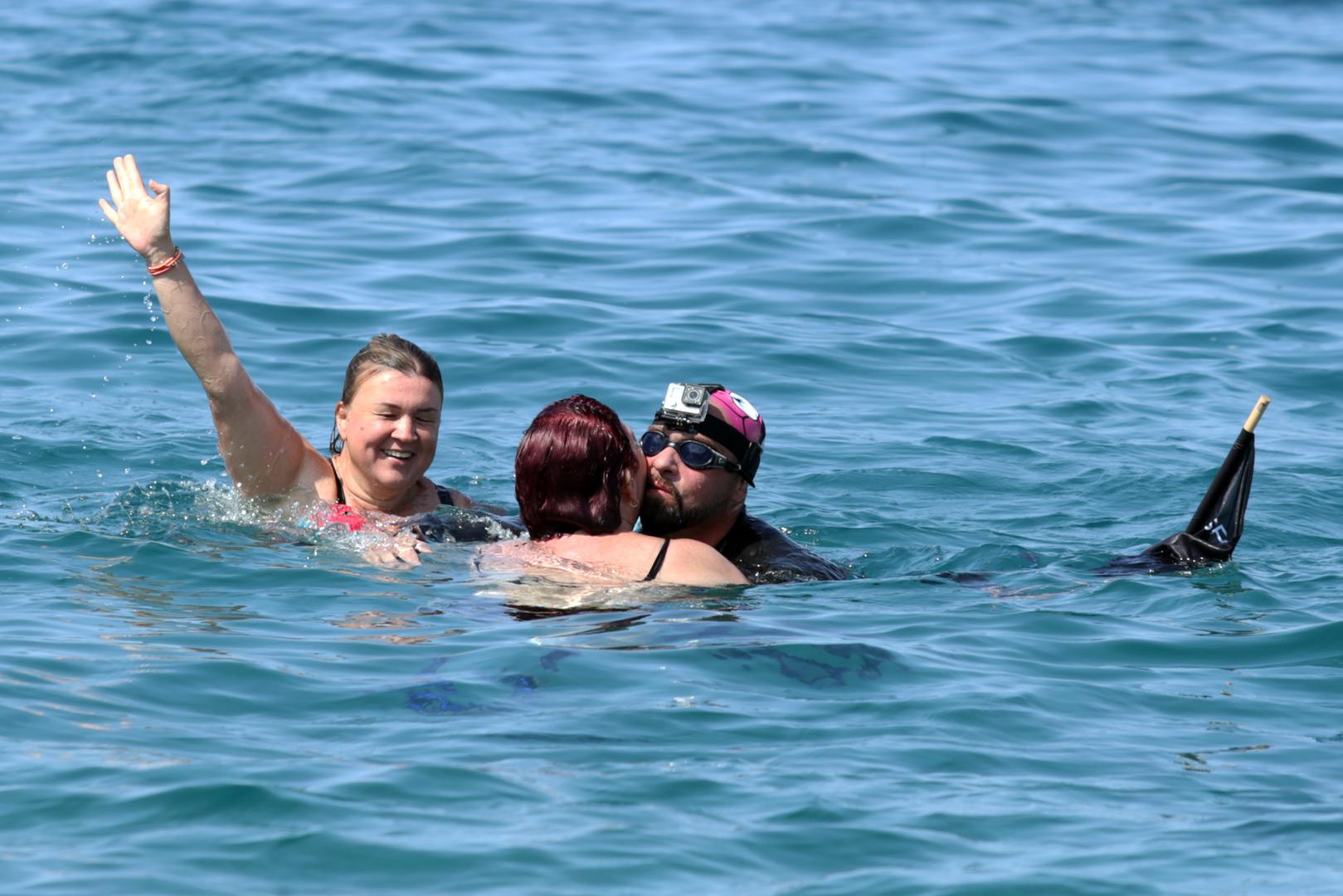 Na etapama svoje avanture obećao je dijeliti i knjigu koju je napisao "RokOtok", u kojoj su razgovori djece i roditelja

