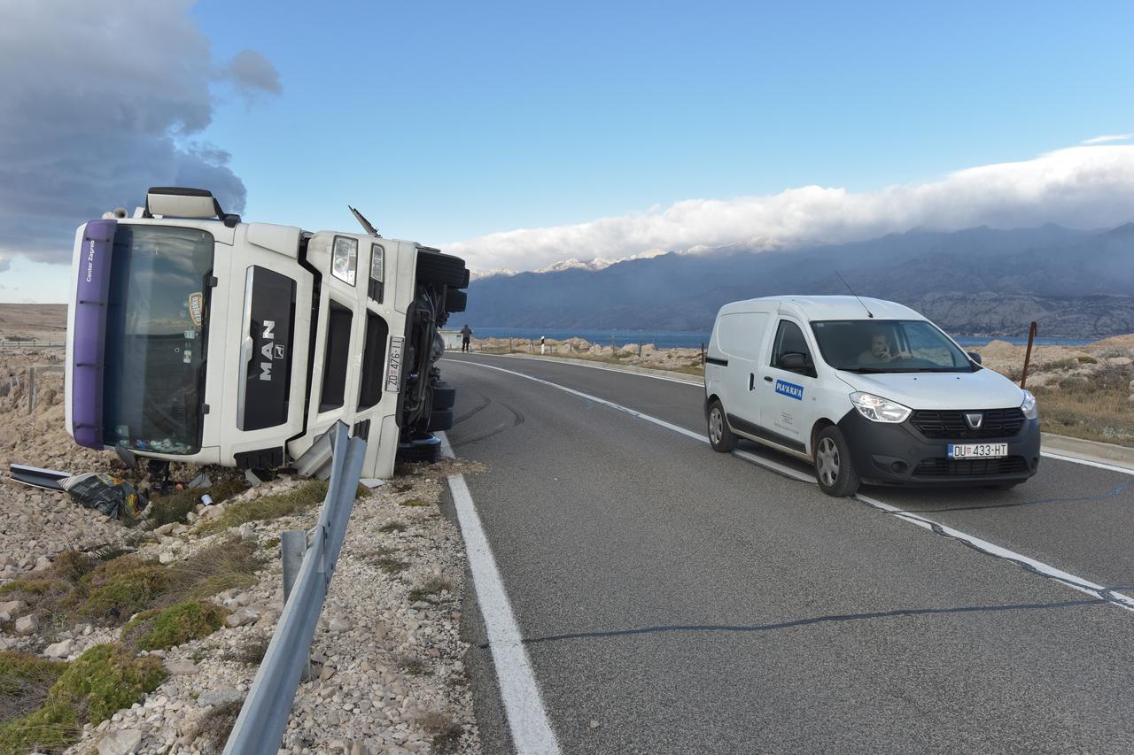 Jaka bura prevrnula kamion kod Paškog mosta