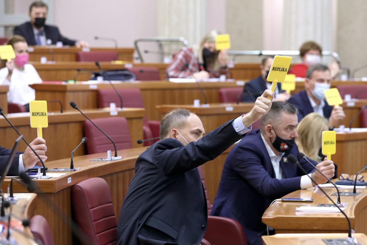 Kada je ministar Beroš počeo govoriti, većina zastupnika zatražila je repliku