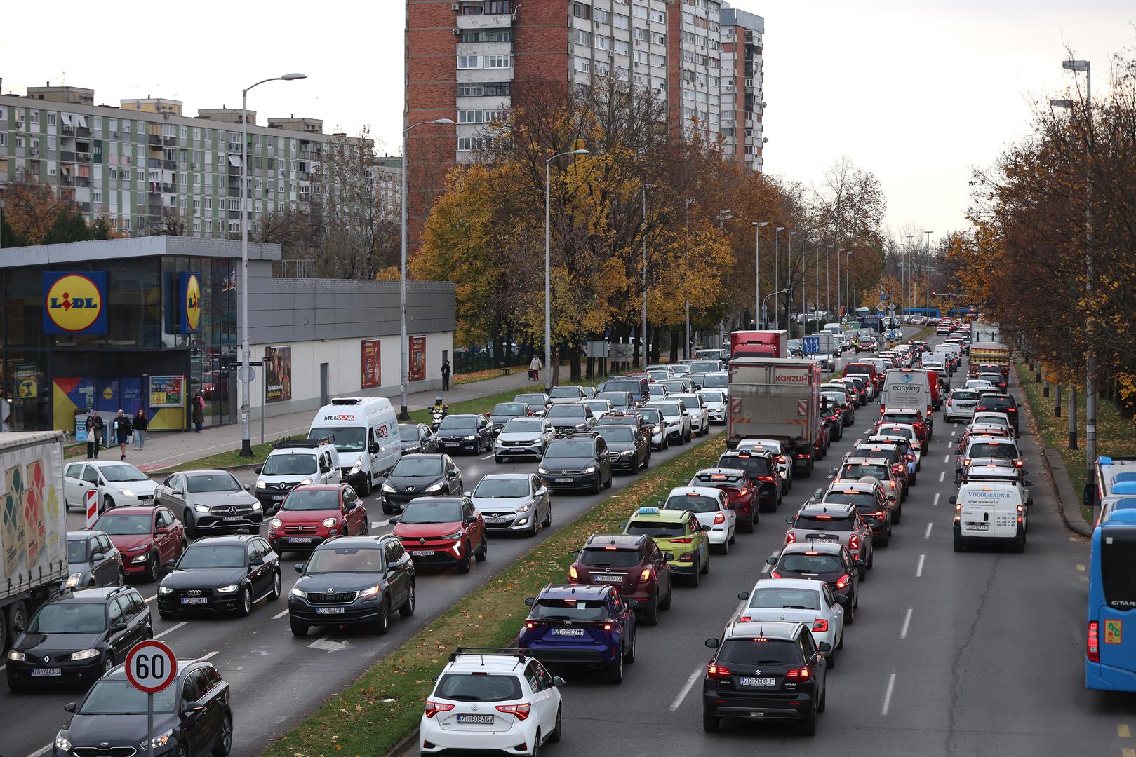 Zbog požara Vjesnikovog nebodera, u Zagrebu je na snazi posebna regulacija prometa jer je dio Slavonske avenije zatvoren. 