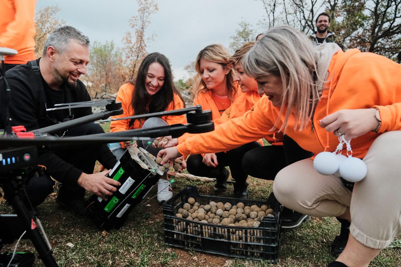PBZ i Projekt O2 dronom pošumili 10.000 m2 opožarenog područja