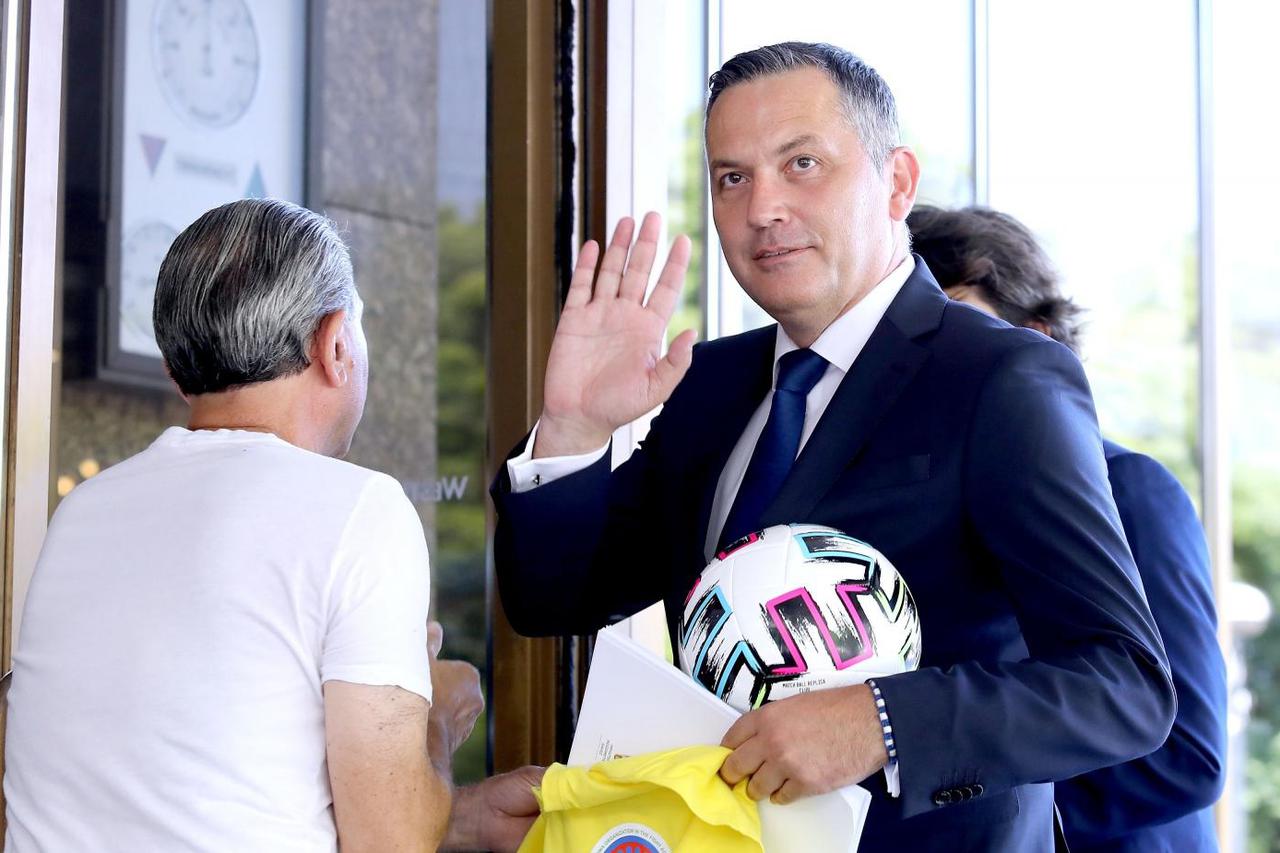 Zagreb: Članovi skupštine HNS-a dolaze na izboru sjednicu u hotel Westin