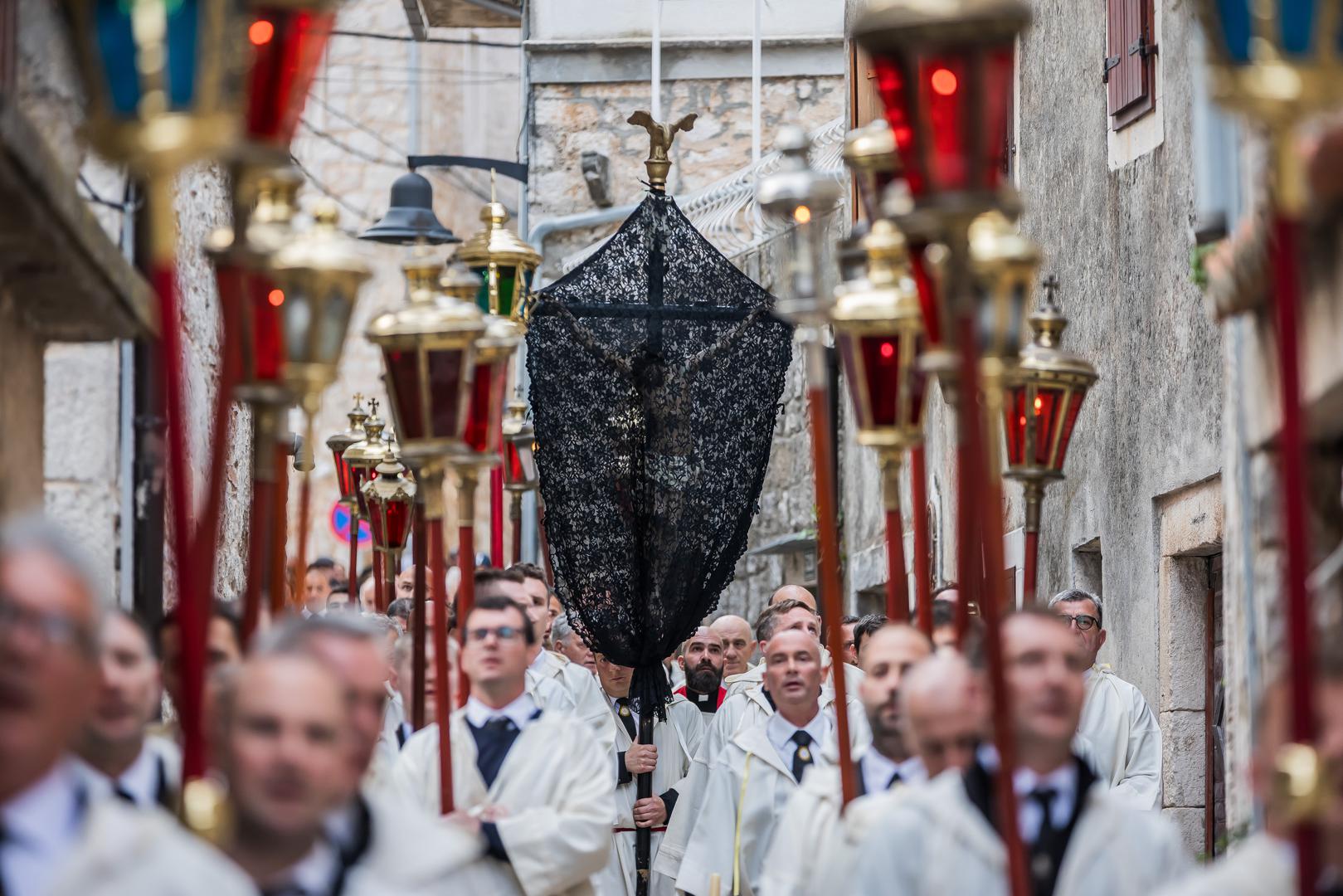 Tijekom noći istodobno kreće šest procesija iz mjesta Jelsa, Pitve, Vrisnik, Svirče, Vrbanj i Vrboska. 