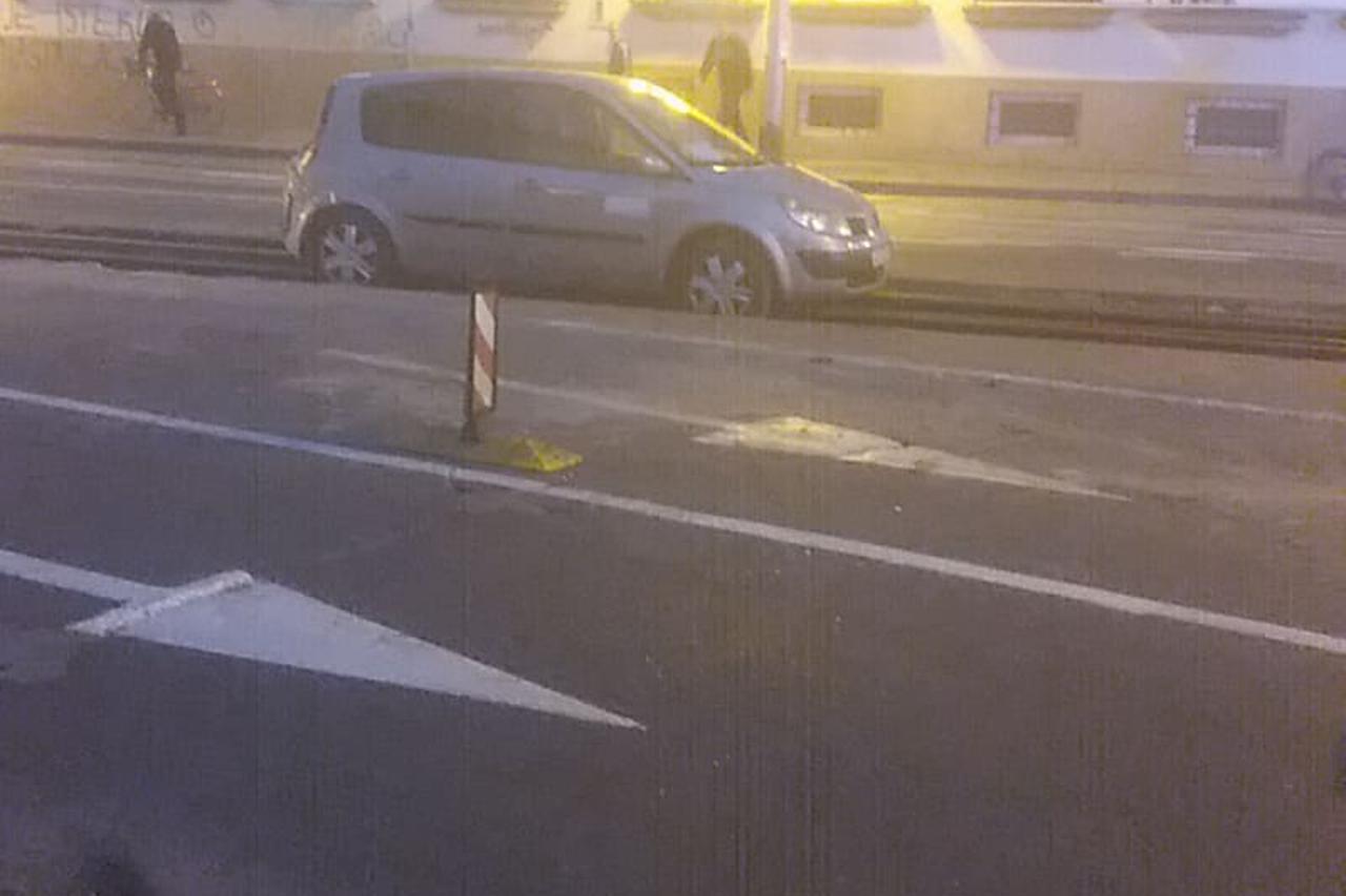 Neoprezni vozač upao u rupu gdje su radovi na cesti