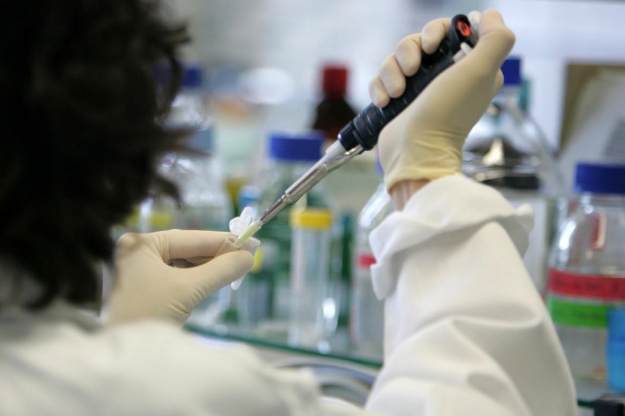 \'A researcher works at the Cytos laboratory in Schlieren near Zurich, May 24, 2005. Swiss biotech company Cytos aims to revolutionise healthcare by combining traditional drugs and vaccines to treat a