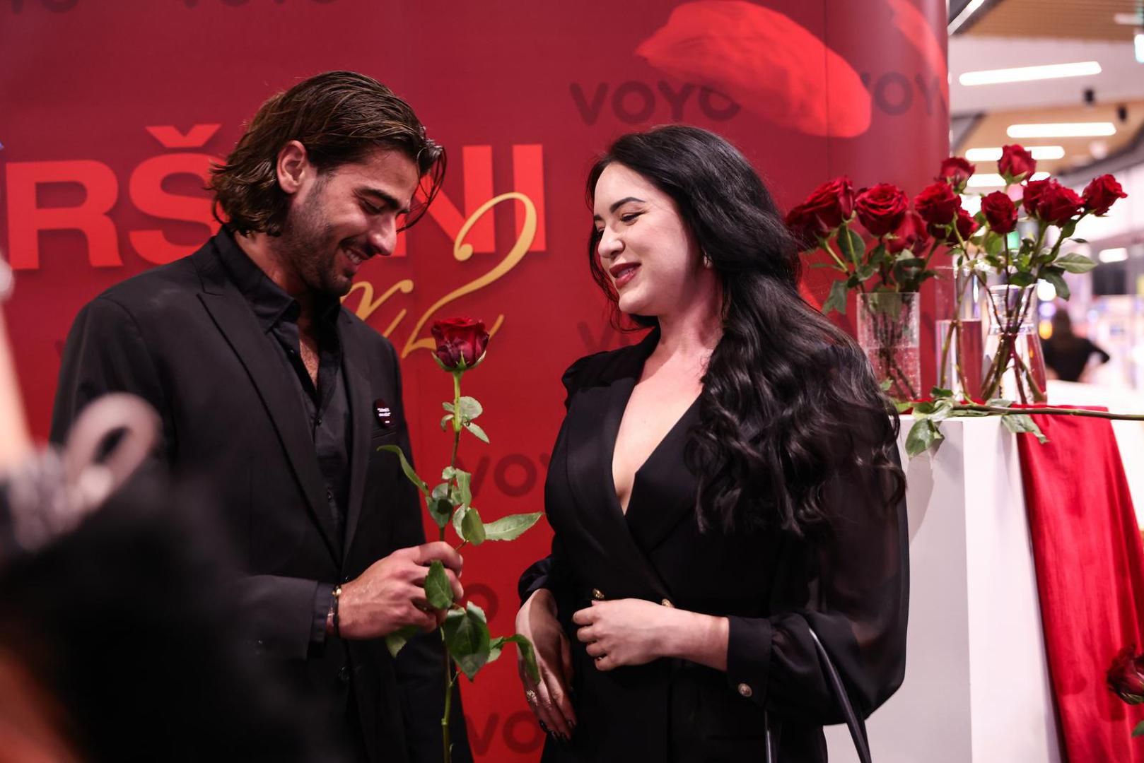 No, Maja mu nije pravila društvo, a na fotografijama se može vidjeti i kako je vrijeme proveo u društvu jedne od prošlogodišnjih natjecateljica, Poline koju je i snažno zagrlio.