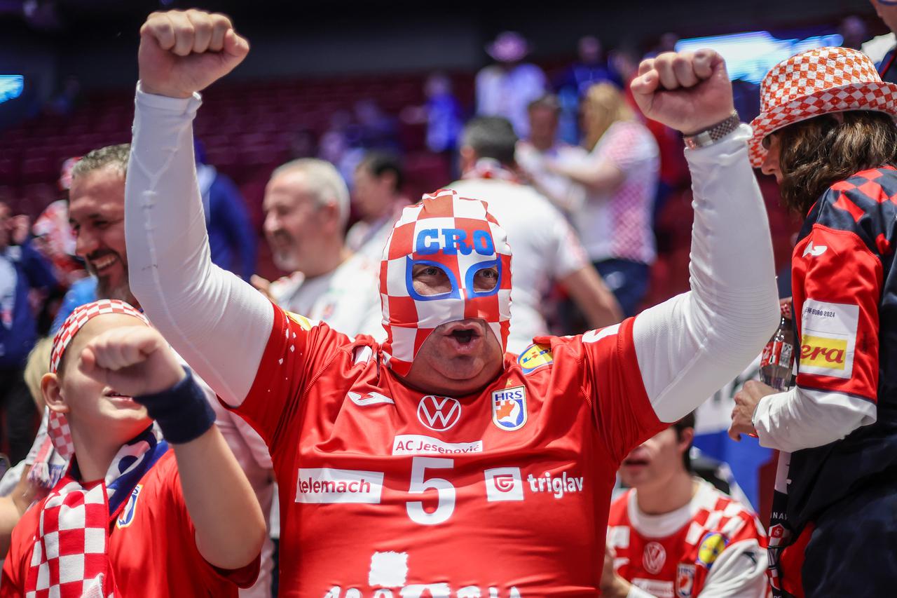 Malmo: Navijači na tribinama prije utakmice Hrvatske protiv Slovenije u drugom krugu EHF Europskog prvenstva