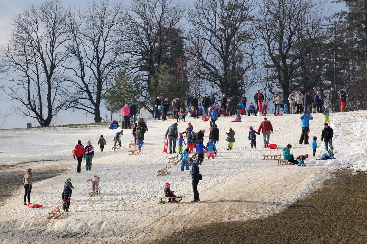 27.12.2016., Zagreb - Na Cmroku je nanesen snijeg sa Sljemena za sanjkanje. Video: Tomislav Miletic/PIXSELL