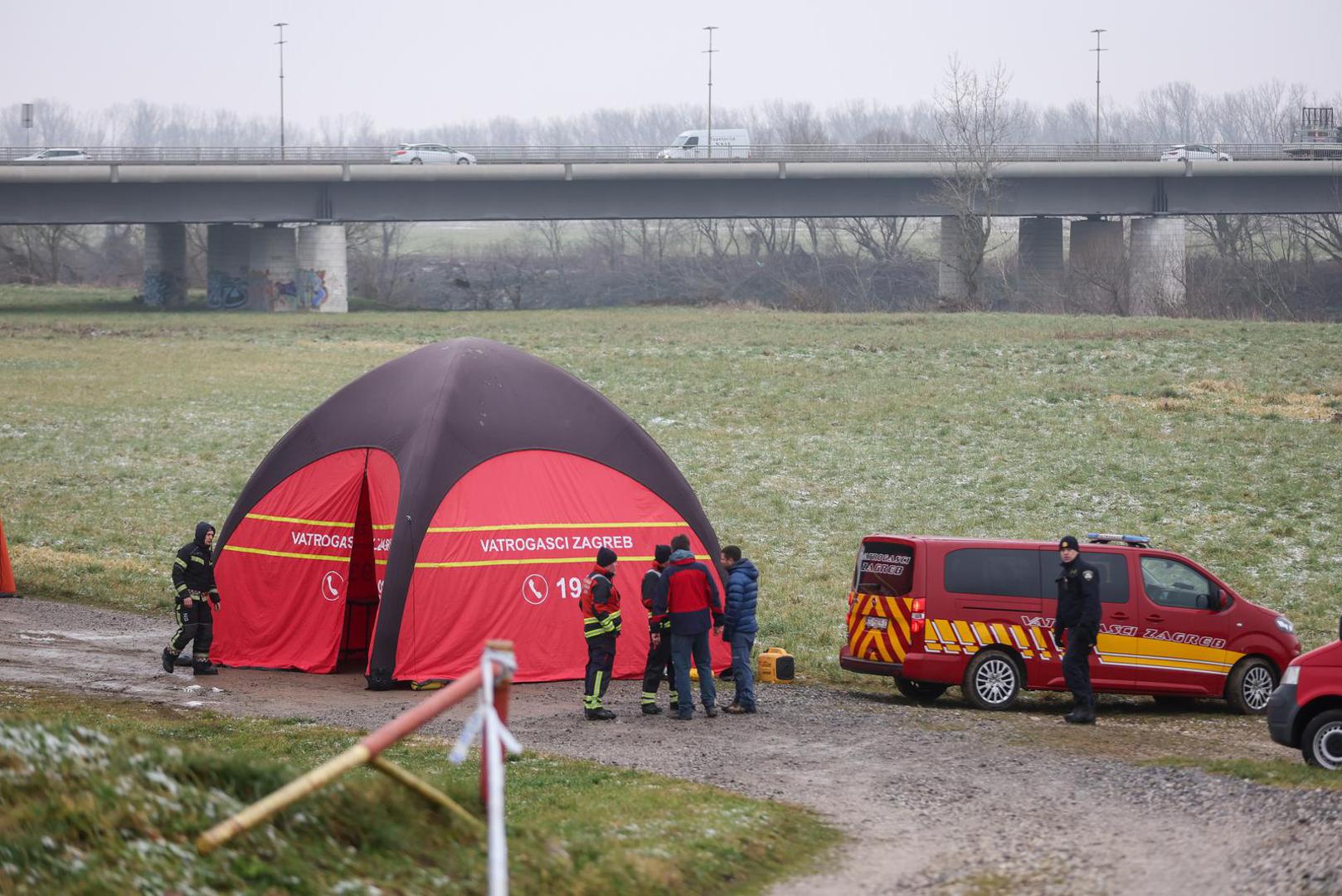 16.01.2025., Zagreb - Vatrogasci, policija, HGSS i Civilna zastita uz rijeku Savu gdje se pripremaju za nastavak potraga ze nestalim dijetetom u rijeci. Photo: Igor Kralj/PIXSELL