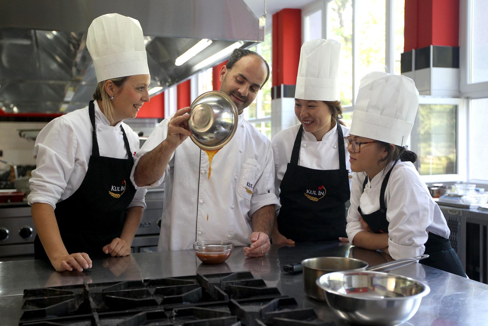 Međunarodni kulinarski institut u koji dolaze učenici iz cijelog svijeta, pa i iz Kine: u Kul Inu prolaze tečaj kuhanja ili rada slastica