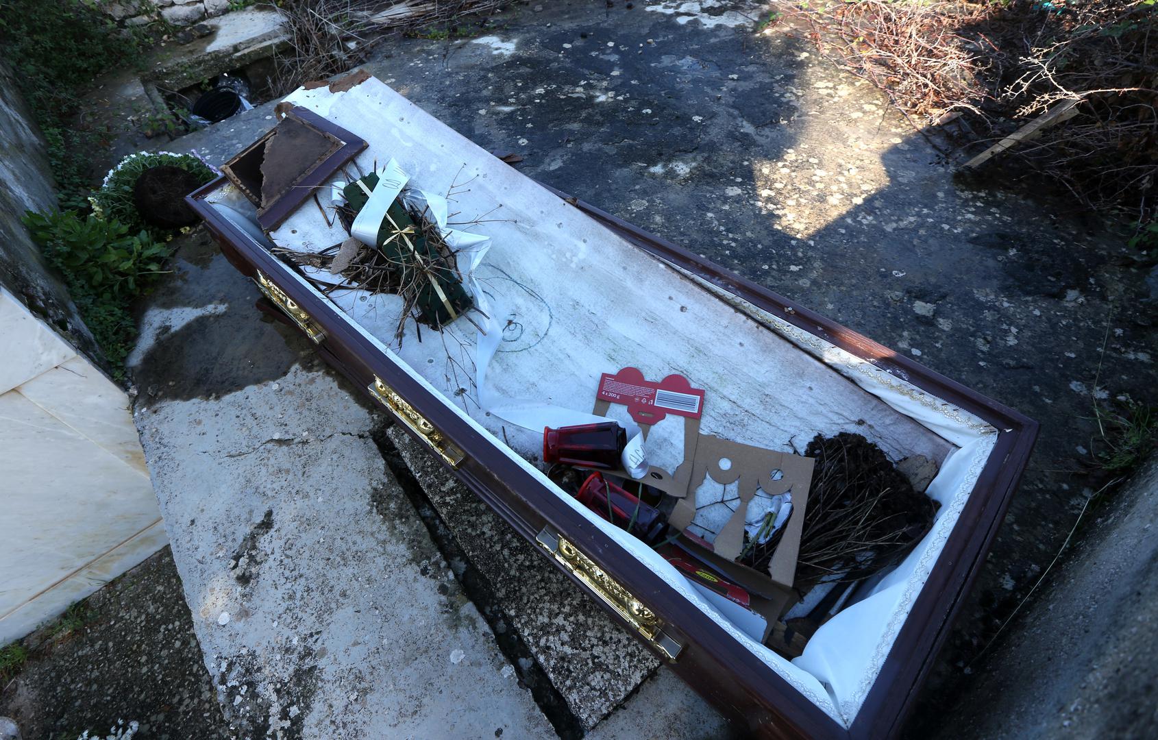 Otvoreni korišteni lijes na zablaćkom groblju prazan stoji više od mjesec dana. Dočekao je i ispratio blagdan Svih svetih, pišu 24sata. 