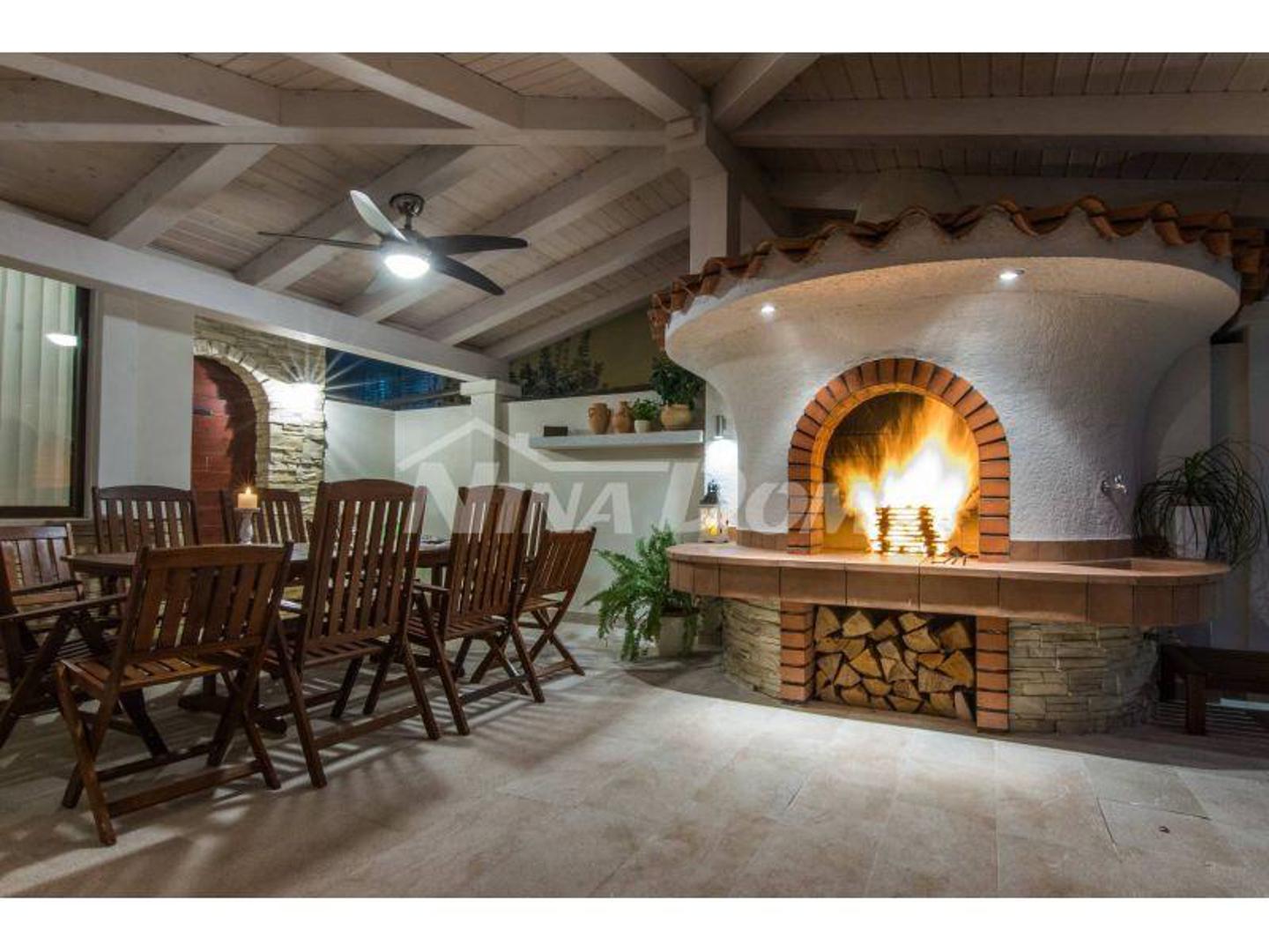 Vila je smještena na poziciji koja omogućava prekrasan pogled na more, a pri gradnji i uređenju korišteni su vrhunski materijali kako bi svaki detalj bio pažljivo izveden.

