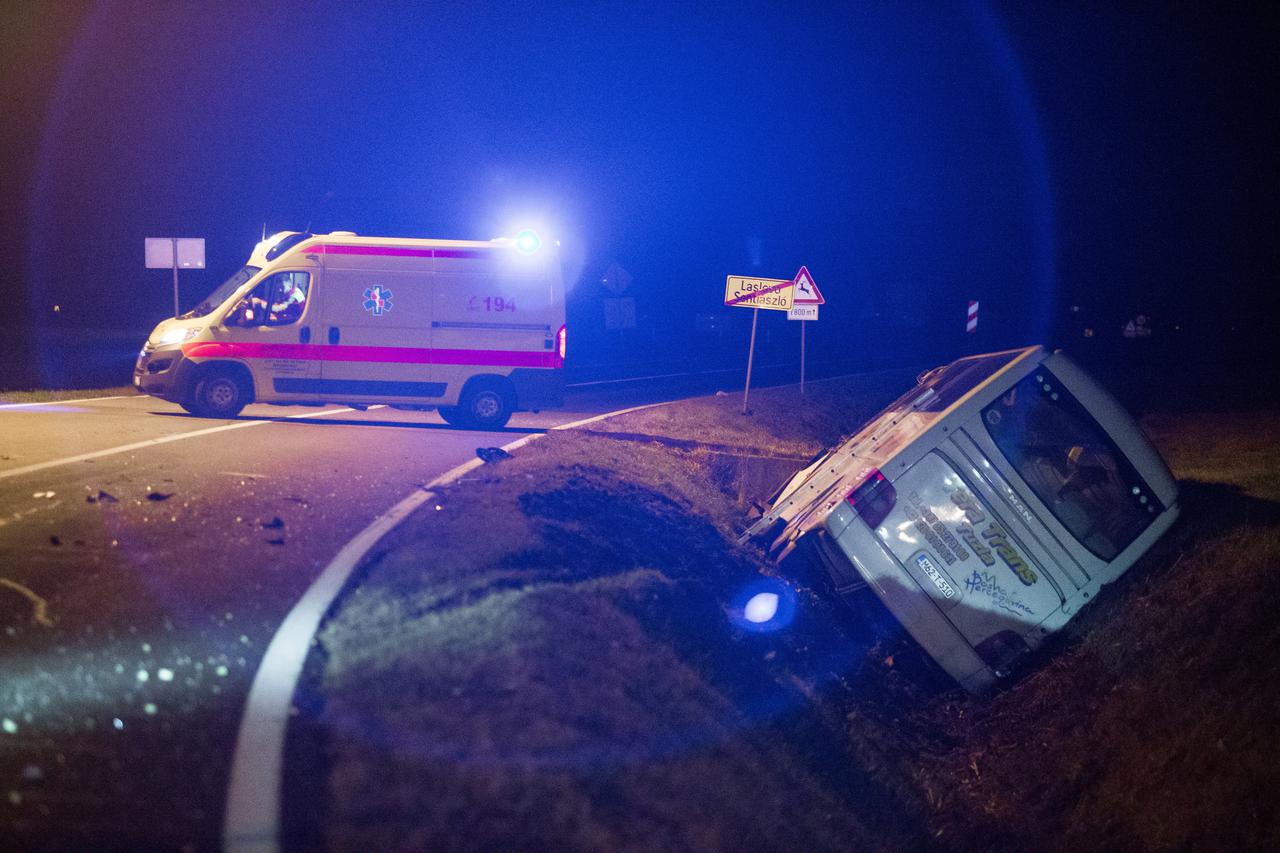 Ernestinovo - Autobus sletio u kanal