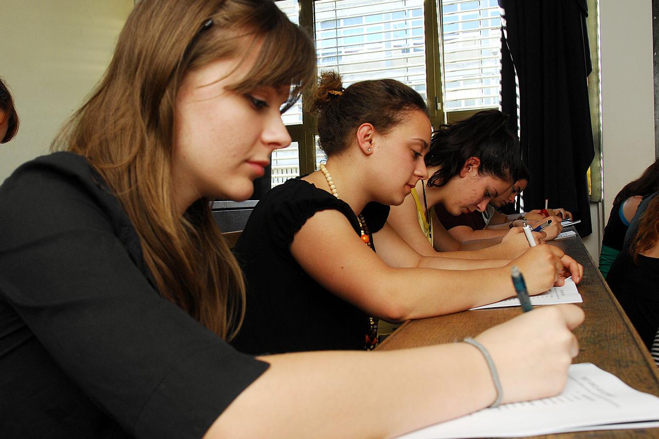 13.6.2009., Zagreb - Na Filozofskom fakultetu studenti poucavaju ucenike zainteresirane za upis na fakultet kako da se spreme za prijemni ispit. Photo: Zeljko Hladika/Vecernji list