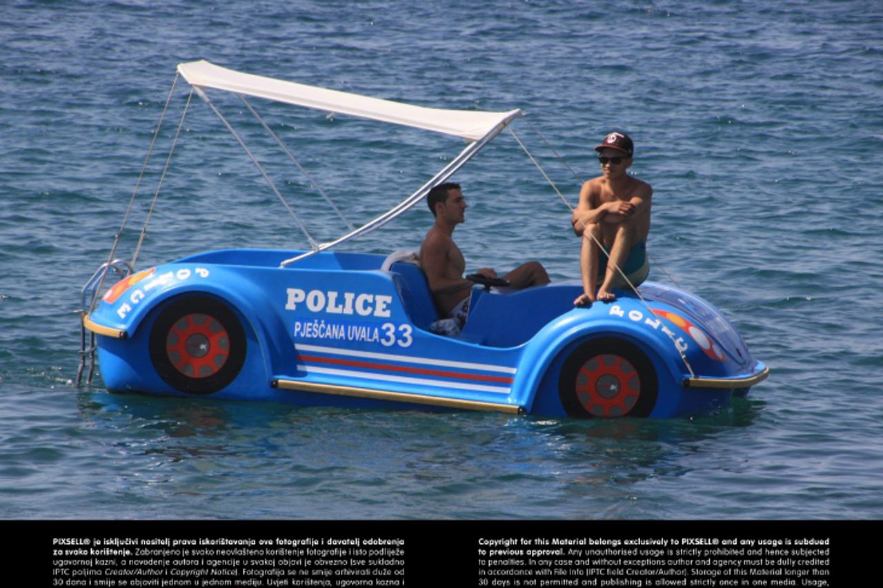 '04.08.2013., Pula - Suncan dan i visoke temperature napunile gradske plaze domacim i stranim turistima.  Photo: Dusko Marusic/PIXSELL'