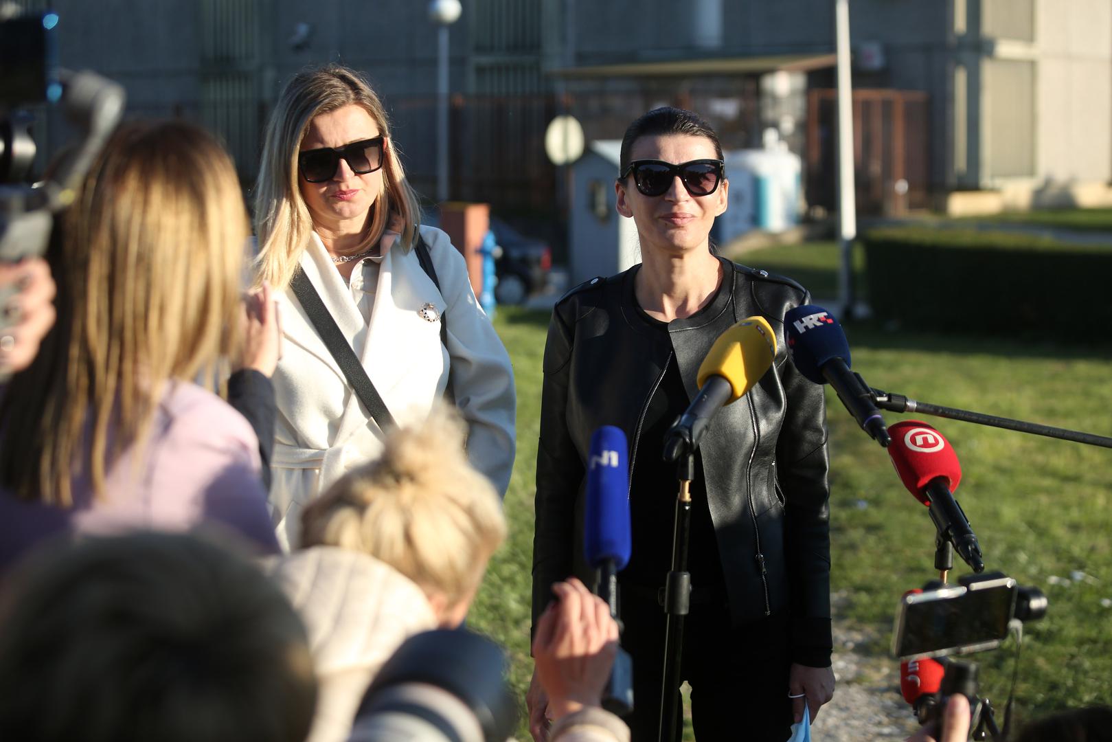 Inače, Josipa Pleslić, nekadašnja Rimac, bivša gradonačelnica Knina i bivša državna tajnica u Ministarstvu uprave – koja je opterećena trima optužnicama USKOK-a i koju su mediji i javnost prozvali "kninskom kraljicom" – udala se u lipnju 2023. godine na Kornatima za Josipa Pleslića.