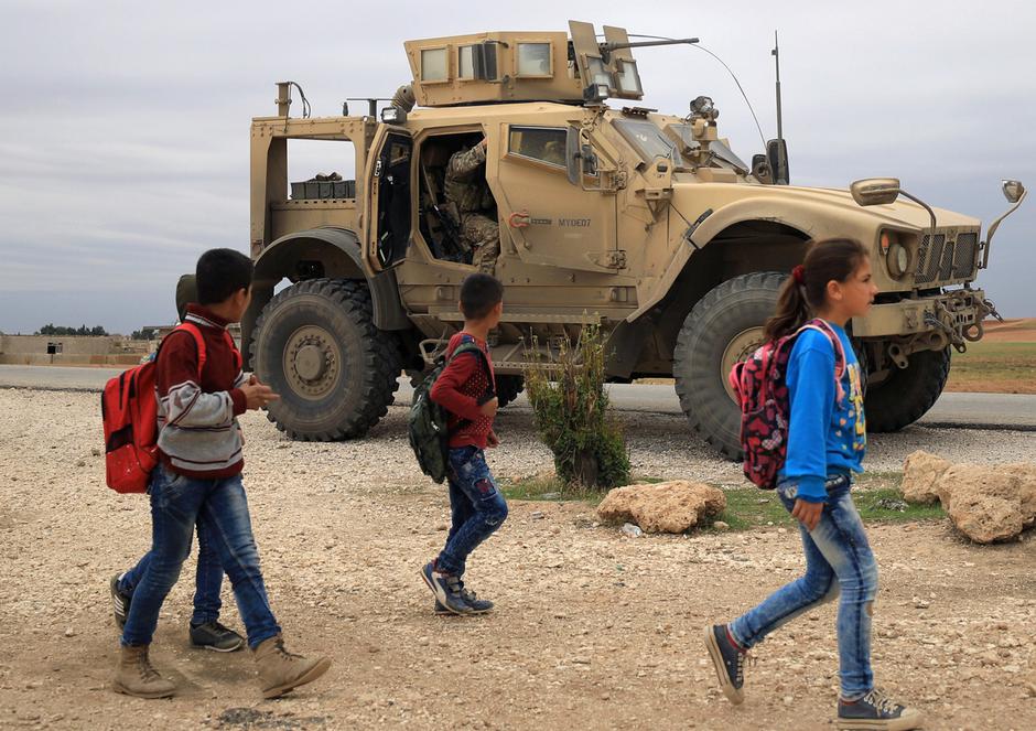 Djetinjstvo sirijske djece nije sigurno, i na putu u školu okruženi su naoružanim vojnicima