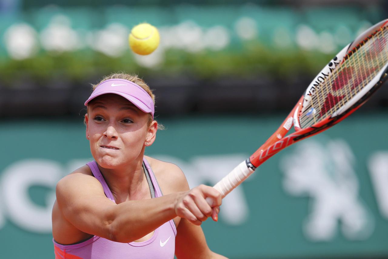 Donna Vekic of Croatia plays a shot to Ana Ivanovic of Serbia during their women's singles match at the French Open tennis tournament at the Roland Garros stadium in Paris, France, May 29, 2015.               REUTERS/Pascal Rossignol
