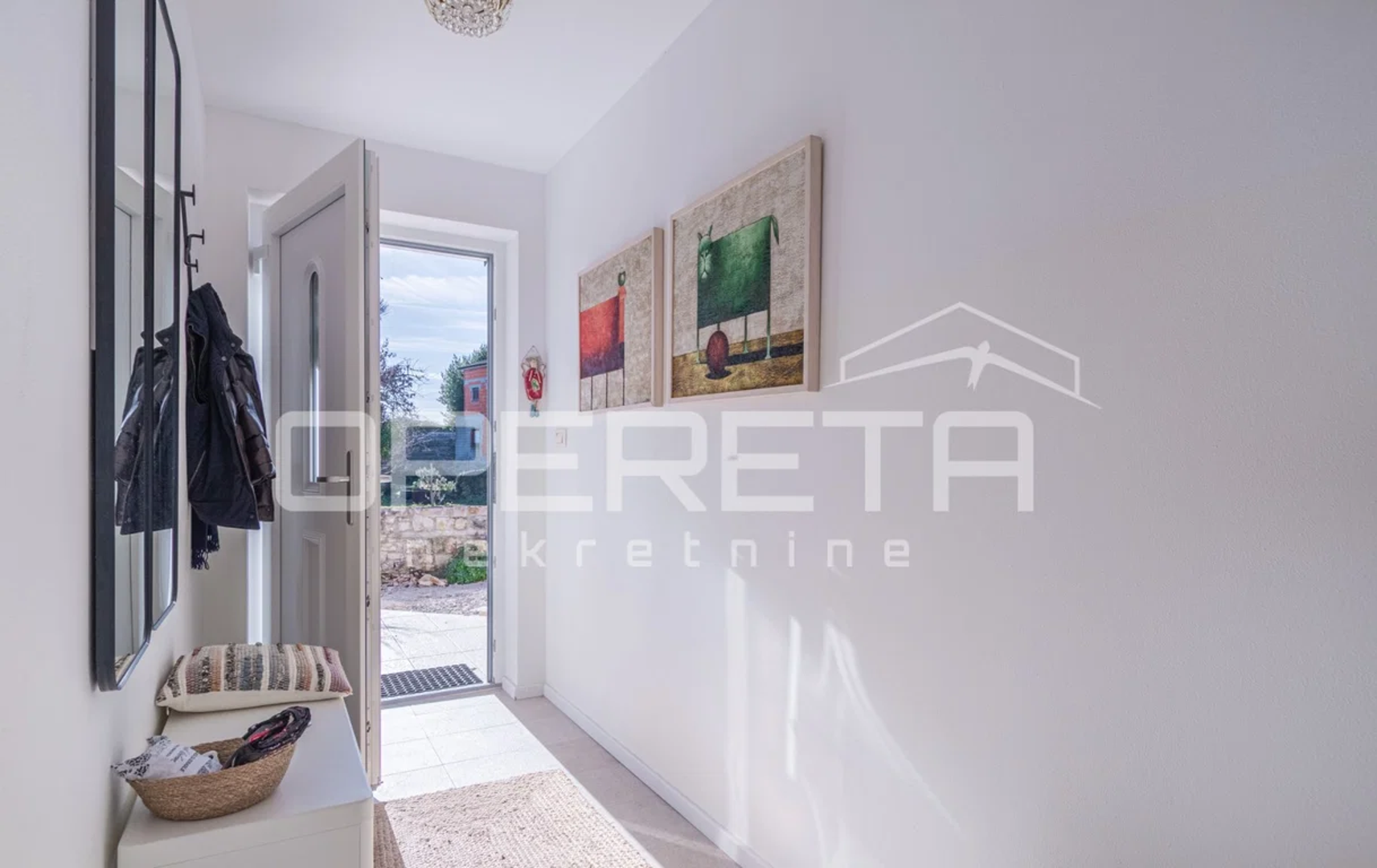 Ulaz vodi u prostrani hodnik kojim se dolazi u open space dnevno područje. Dnevni boravak, kuhinja i blagovaonica povezani su u skladnu cjelinu, ispunjenu prirodnim svjetlom i toplinom.