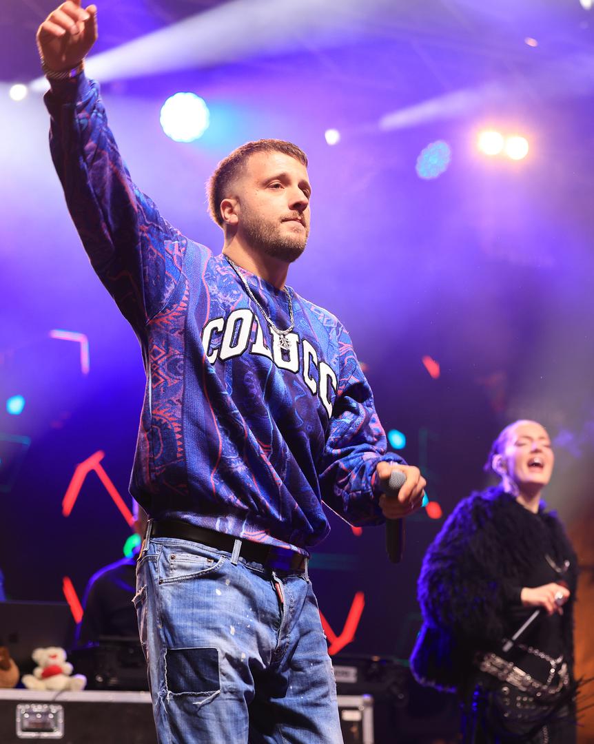 "Imali smo težak period kada sam snimao prvi album, ona je radila čak dva posla da mi pomogne. Bez nje ne bih bio tu gdje sam sad", iskreno je ispričao tada omiljeni glazbenik.