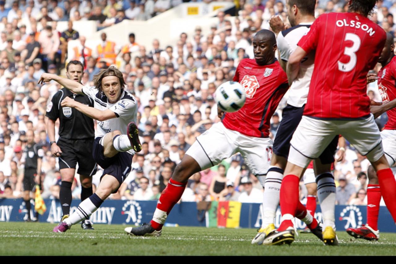 'Tottenham Hotspur\'s Luka Modric (left) has an attempt on goal. Photo: Press Association/Pixsell'