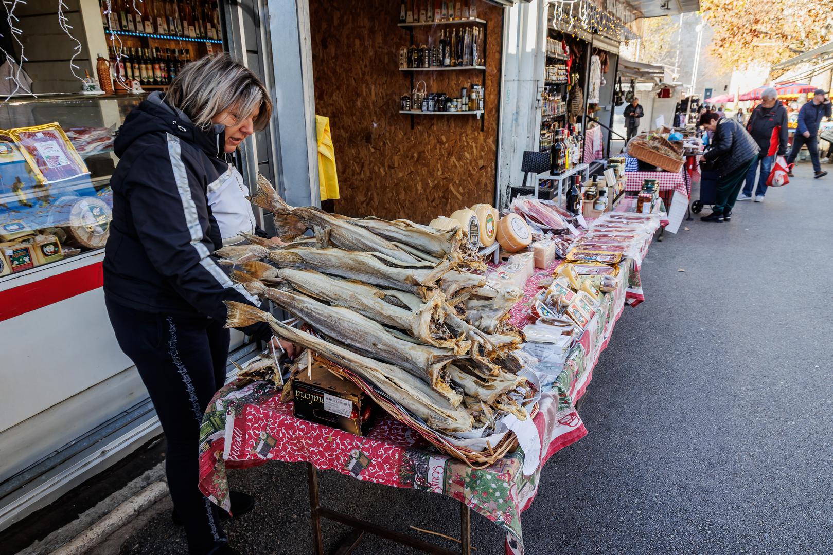 Podaci o potrošačkoj košarici za zadnji kvartal 2025. potvrđuju sumornu sliku. Prema istraživanju za studeni, temeljna košarica, koja obuhvaća samo prehranu i osnovnu higijenu, za četveročlanu obitelj iznosila je prosječno 486,07 eura. Standardna košarica, koja uključuje širi izbor od 77 proizvoda, za istu je obitelj dosegla 721,34 eura. Iako se radi o blagom mjesečnom porastu, on dodatno opterećuje budžete. Posebno je teška situacija za umirovljenike samce, kojih je u Hrvatskoj oko 400.000, a koji si sa svojim primanjima mogu priuštiti tek polovicu osnovne košarice.
