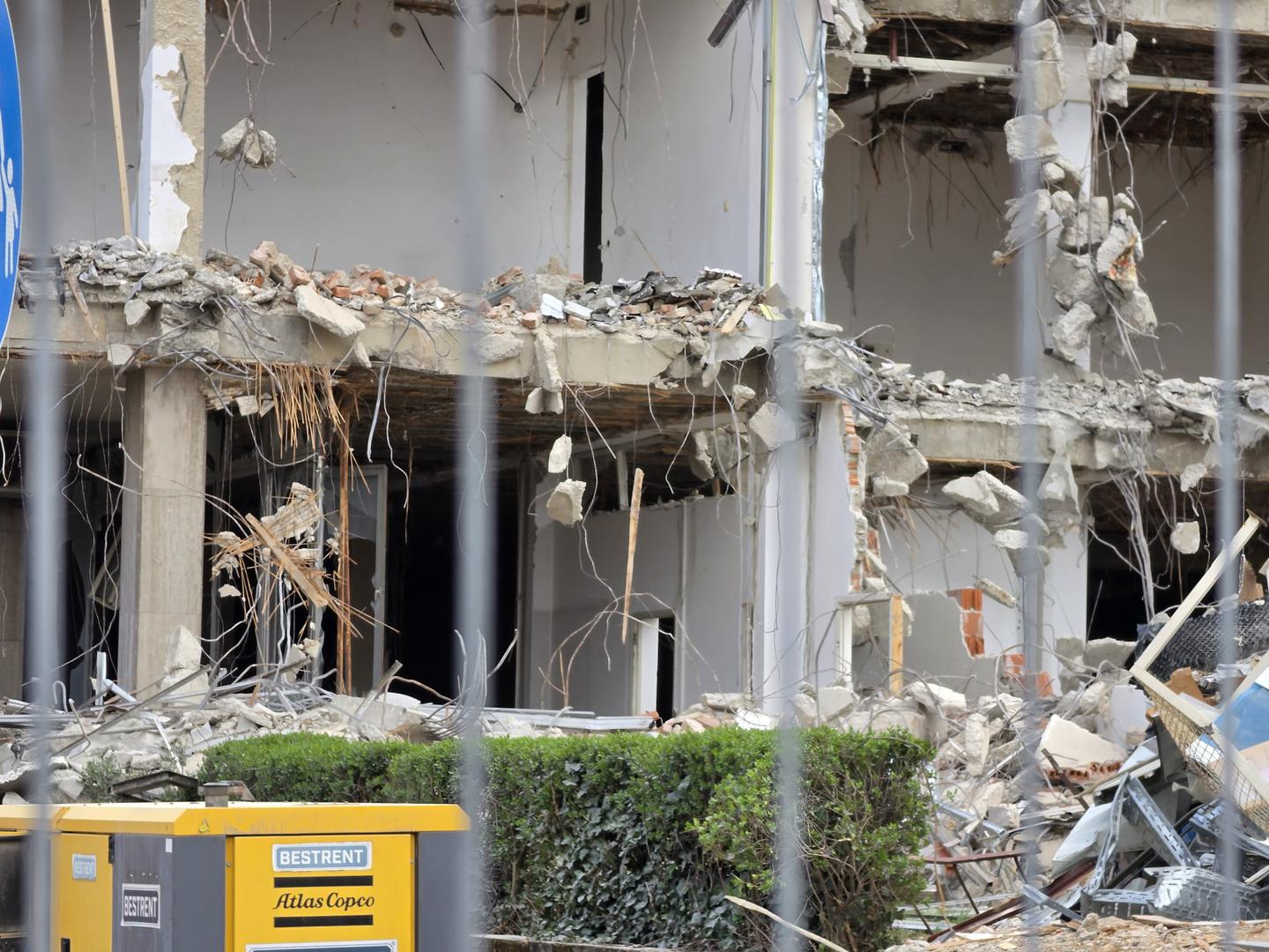  Prepoznatljivih stakala koja su magično reflektirala sunčevu svjetlost, posebno u vrijeme zalaskanema veće neko vrijeme, ali donedavno su se još mogle vidjeti njihove krhotine u kutevima.
