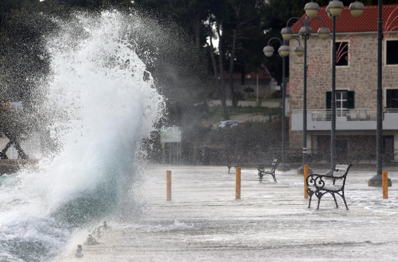 06.12.2020., Vodice - Orkansko jugo podizalo valove koji su zalijevali rivu.Photo: Dusko Jaramaz/PIXSELL