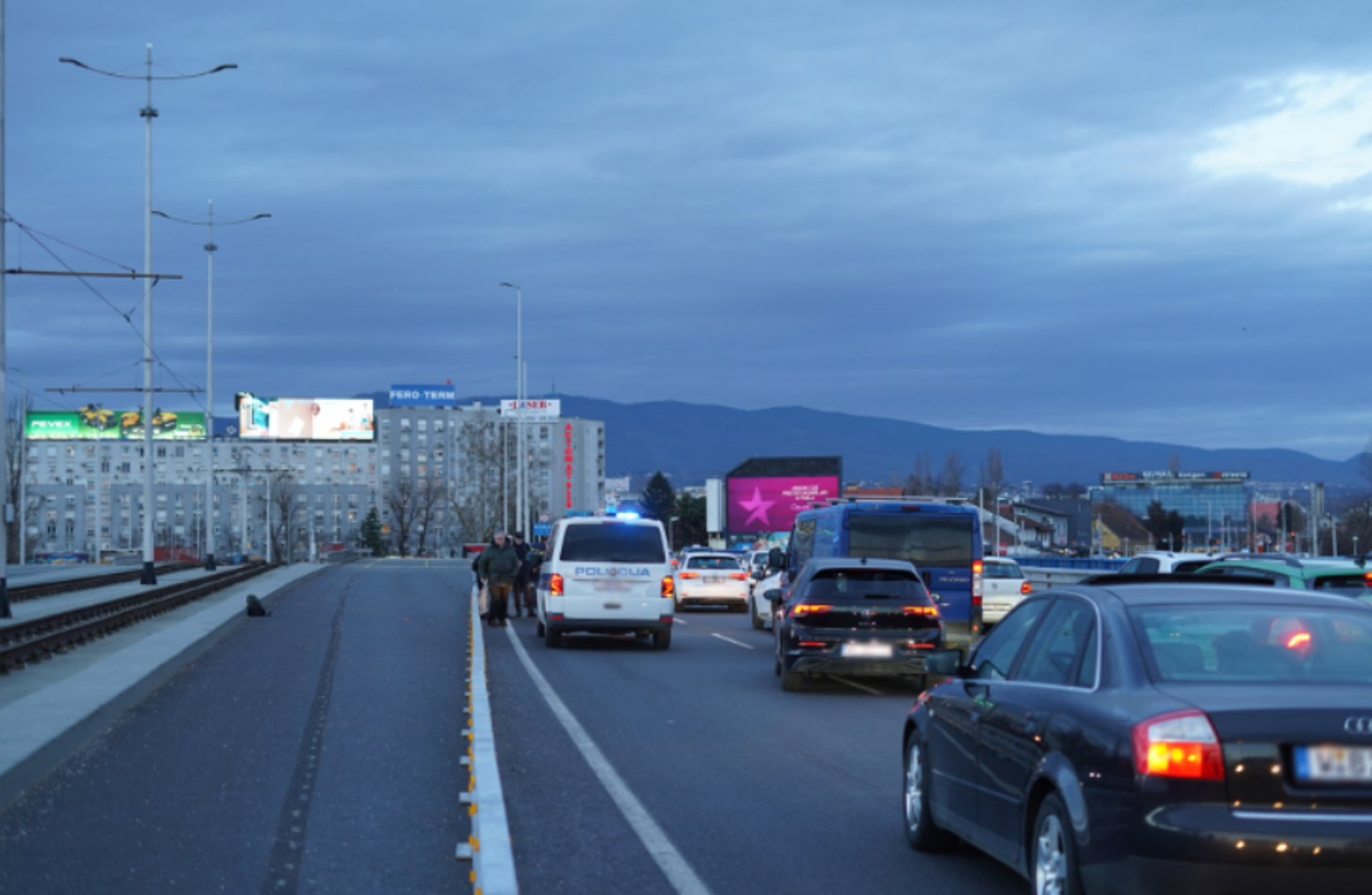 U nesreći je sudjelovalo nekoliko osobnih automobila, taksi vozilo i kombi. 