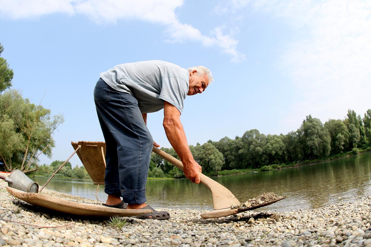 20.07.2010.. Medjimurje, Donji Vidovec-Posljednji ispiraci zlata na  Dravi a  Dragutin Horvat, Matija Horvat i Ivan Kopasic spremaju opremu za ispiranje zlata i krecu na Dravu. 