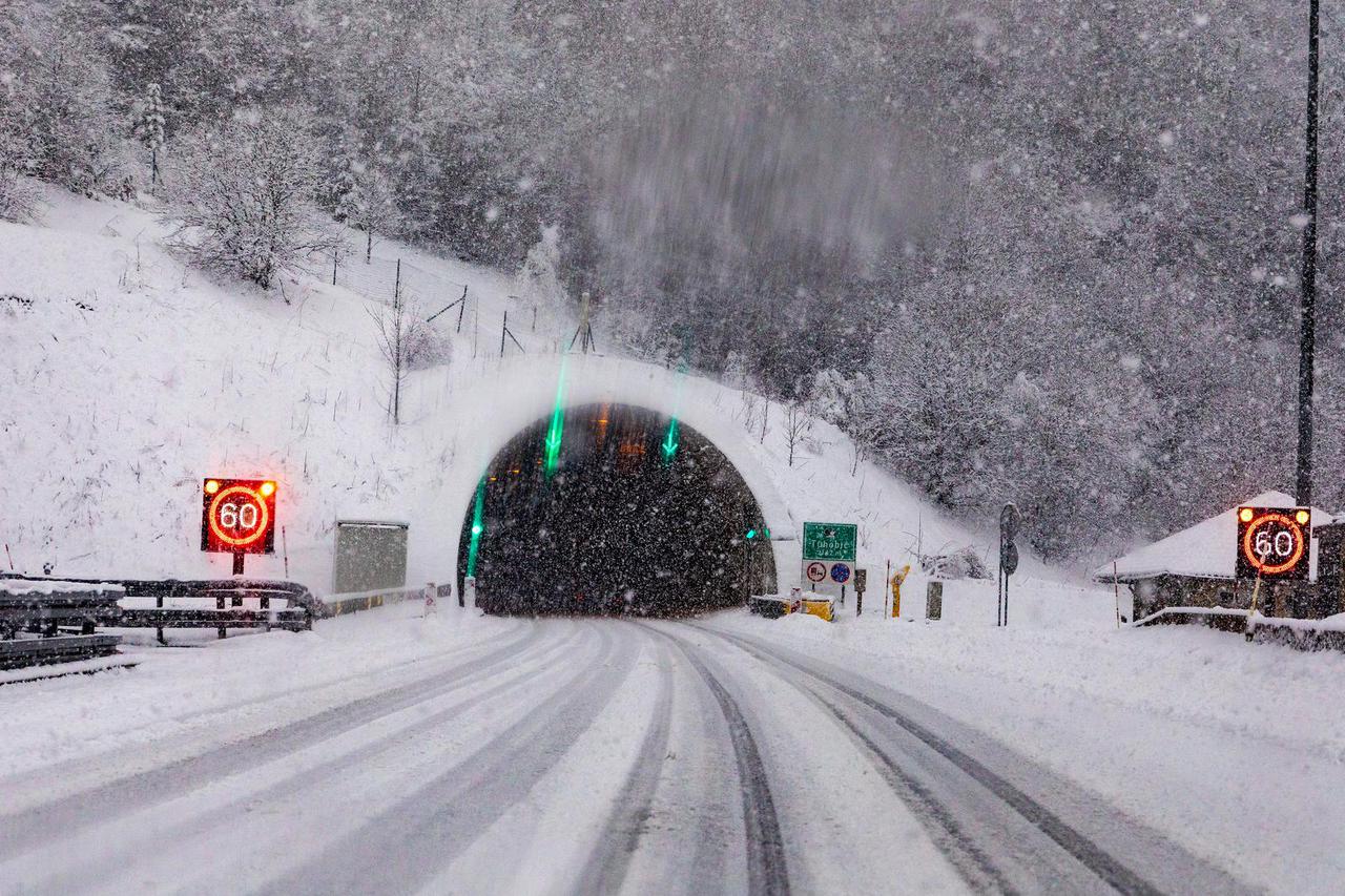 Gusti snijeg i poledica otežavaju prometovanje na autocesti A6 Zagreb - Rijeka