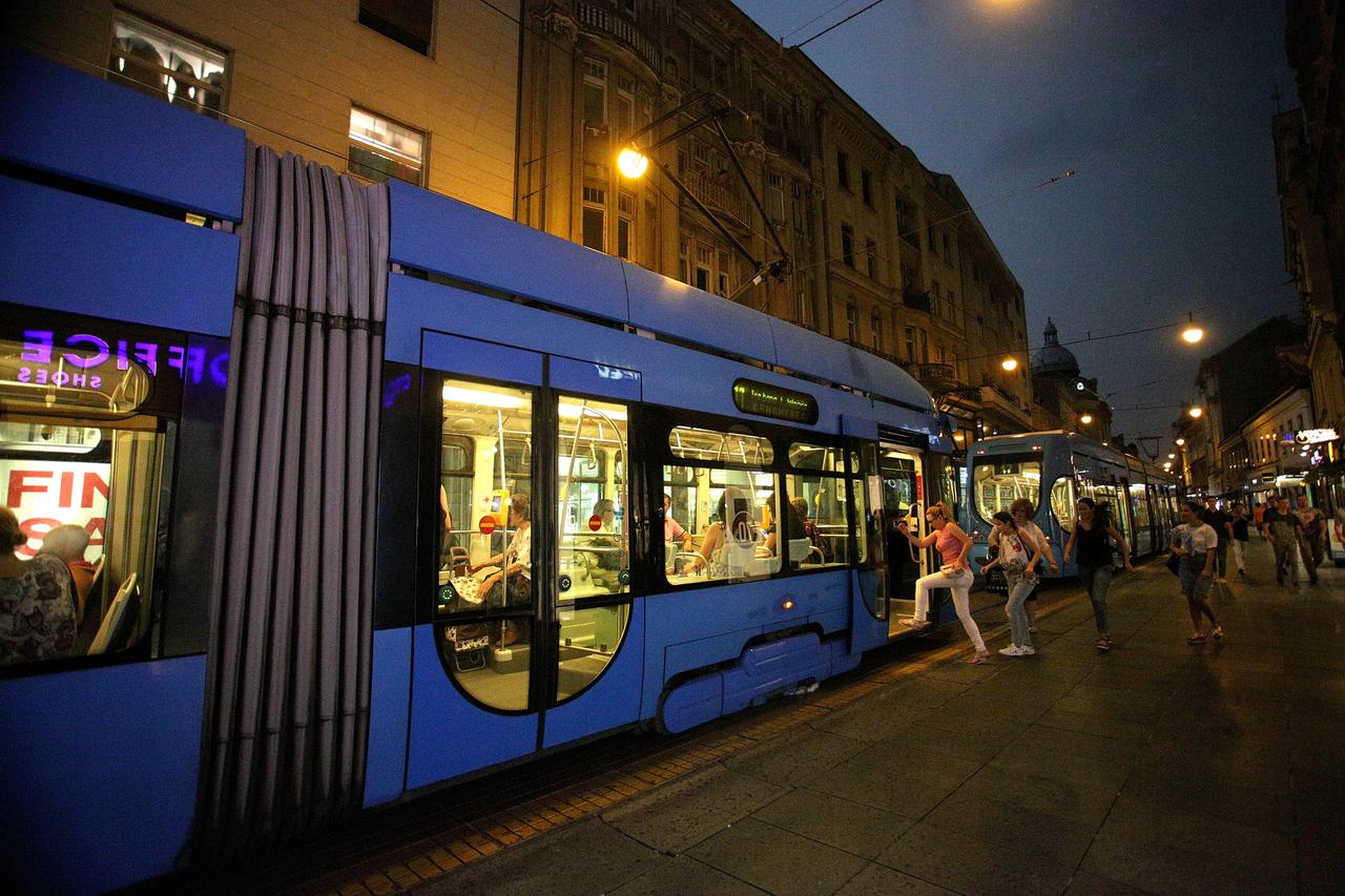 Zagreb: Jak vjetar srušio reklamni pano na tramvajske vodove