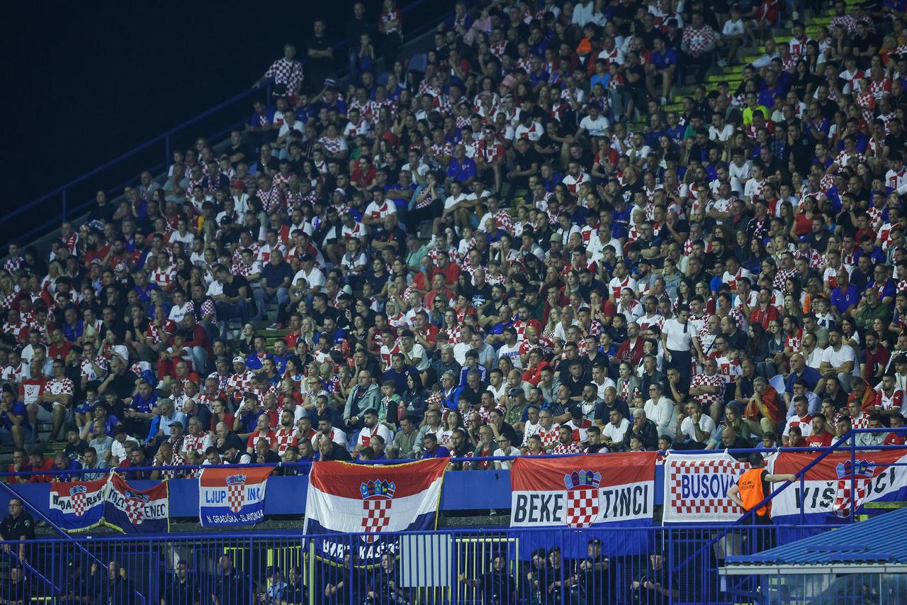 Atmosfera na tribinama tijekom susreta Hrvatske i Crne Gore u kvalifikacijama za Svjetsko prvenstvo