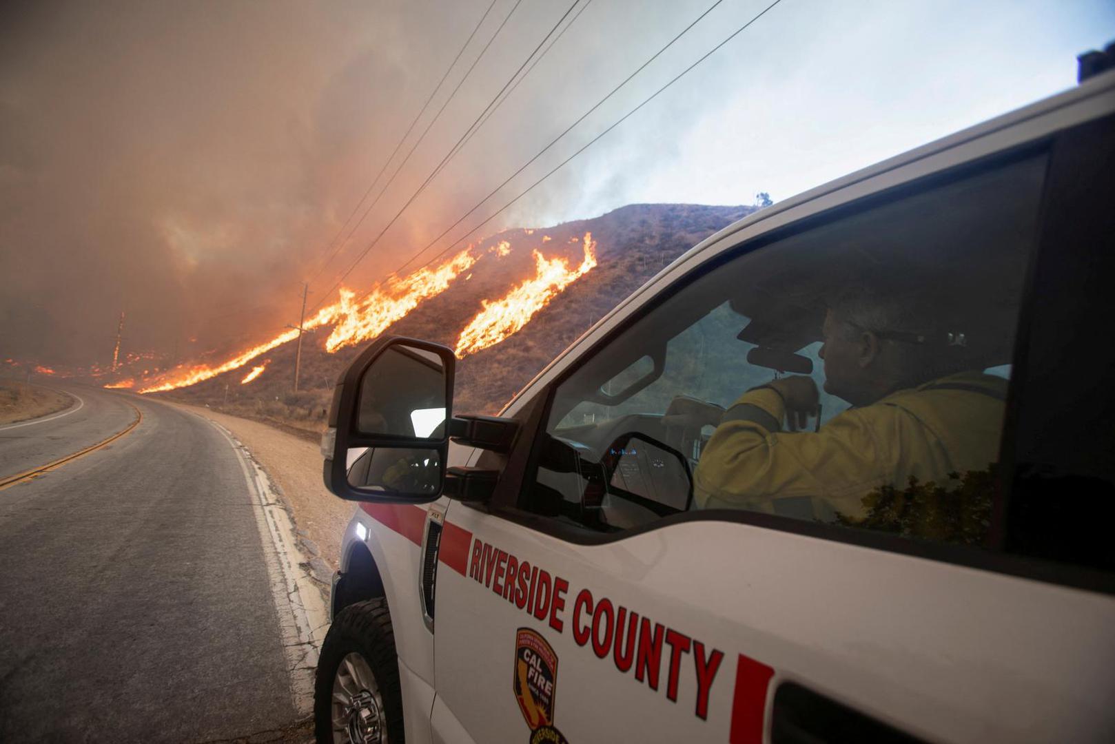 A firefighter looks on from his vehicle as the Hughes Fire burns near Castaic Lake, north of Santa Clarita, California, U.S. January 22, 2025.  REUTERS/Ringo Chiu Photo: RINGO CHIU/REUTERS