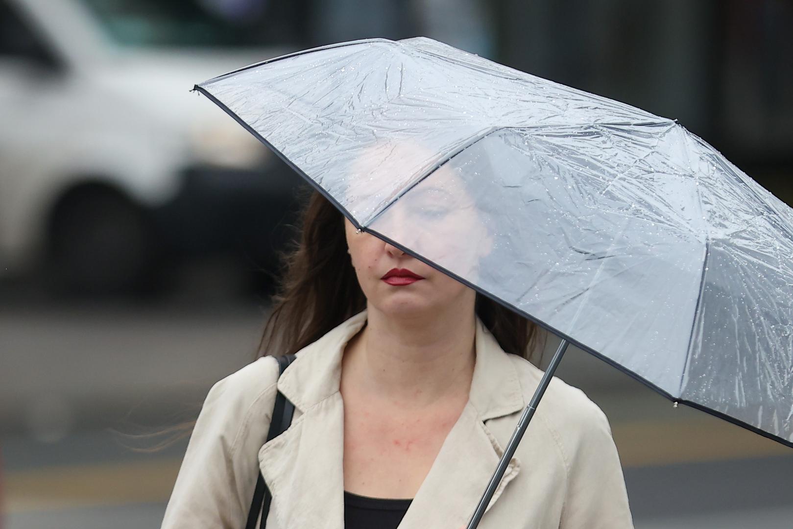 Nošenje kišobrana: Većina kišobrana sadrži metalne dijelove koji će, u slučaju udara groma, poslužiti kao vodič za struju te vas ozbiljno ozlijediti ili čak usmrtiti. Isto vrijedi i za sve ostale predmete koji sadrže metal, kao što su štapovi za pecanje, štake i slično.