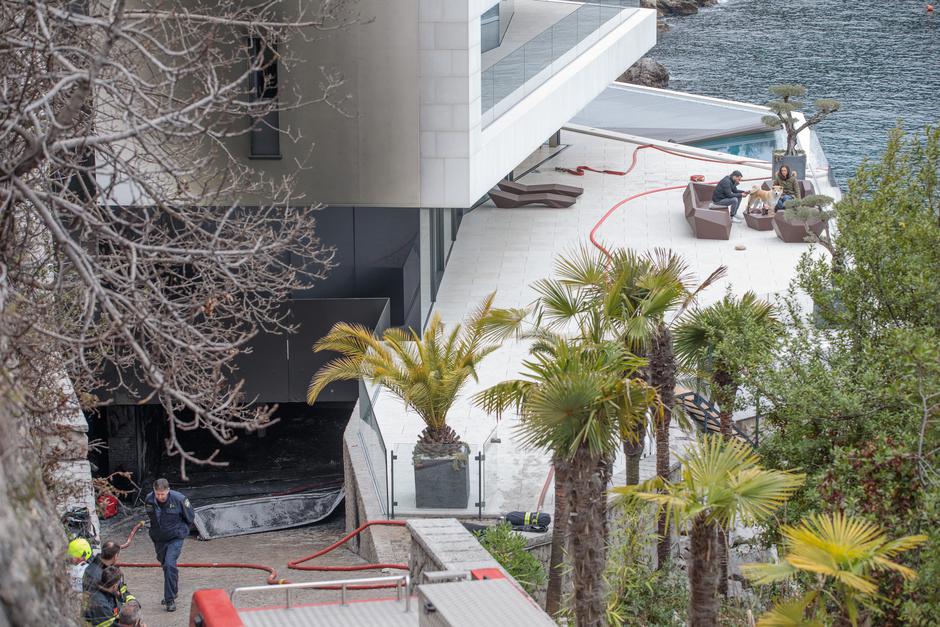 Opatija: U garaži luksuzne vile izgorjela tri skupocjena vozila