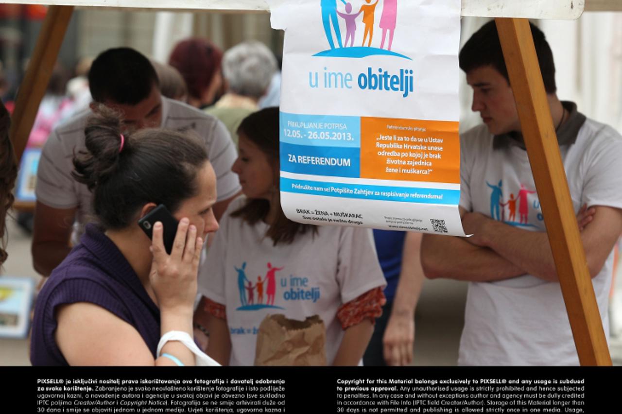 '21.05.2013., Zagreb - Unatoc brojim napadima na aktiviste i volontere nastavlja se prikupljanje potpisa za referendum na kojem bi se gradjani mogli izjasniti jesu li za to da se u Ustav RH unese odbr