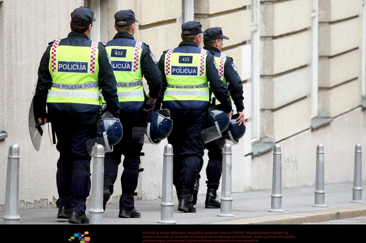 '13.04.2012., Zagreb - Nakon sto je policija zabranila odrzavanje skupa ekstremnih desnicara kojeg je trebao organizirati HCSP, interventne postrojbe policije postrojile su se na Trg sv. Marka i zauze