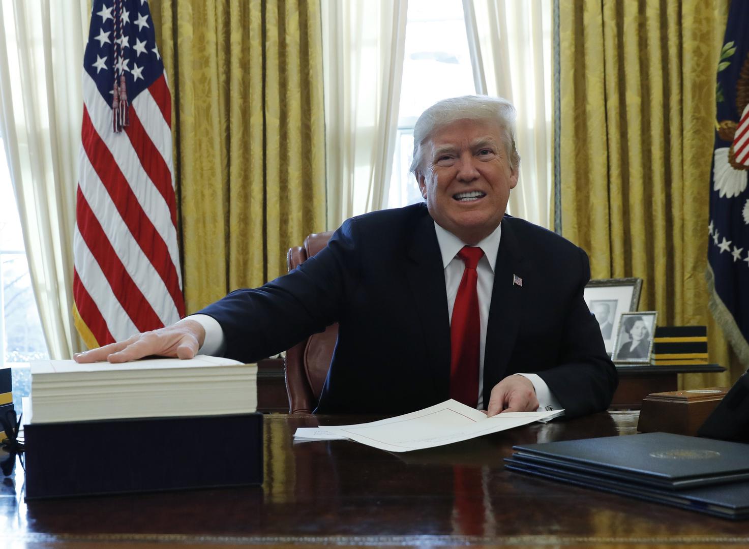 6. Erozija institucija - Izbor Donalda Trumpa za predsjednika i britanski referendum za izlazak iz Europske unije konkretna su prijetnja. Institucije koje podržavaju i održavaju mir i prosperitetna društva: vlade, političke stranke, sudovi, mediji i financijske institucije, gube javni kredibilitet o kojem im ovisi legitimitet.